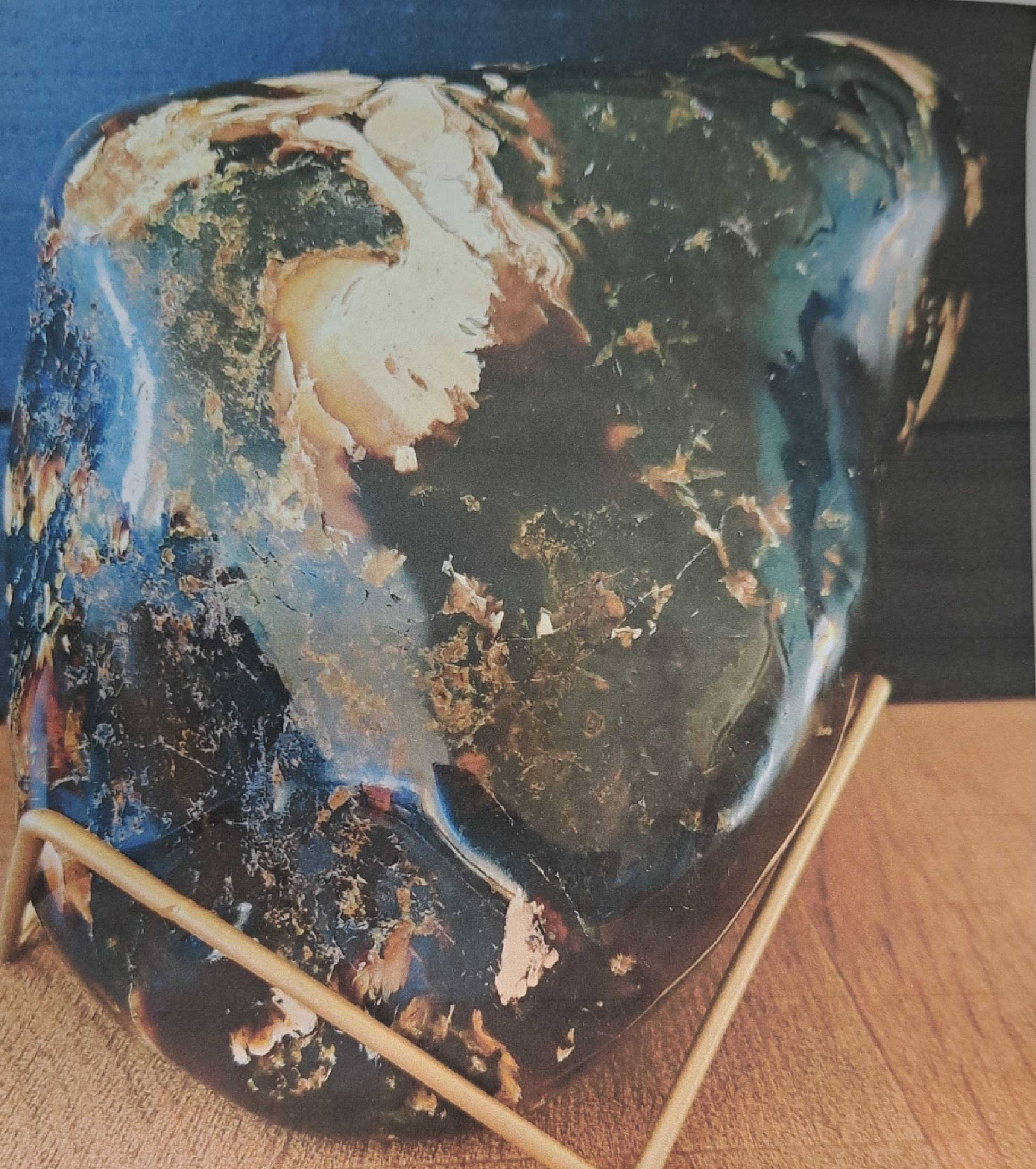 Detail c: Mächtiger und schwerster Multicolor-Riesen- Bernstein aus Jambi (West-Sumatra), Indonesien, ca. 23 Millionen Jahre alt, perfekt geschliffener ...