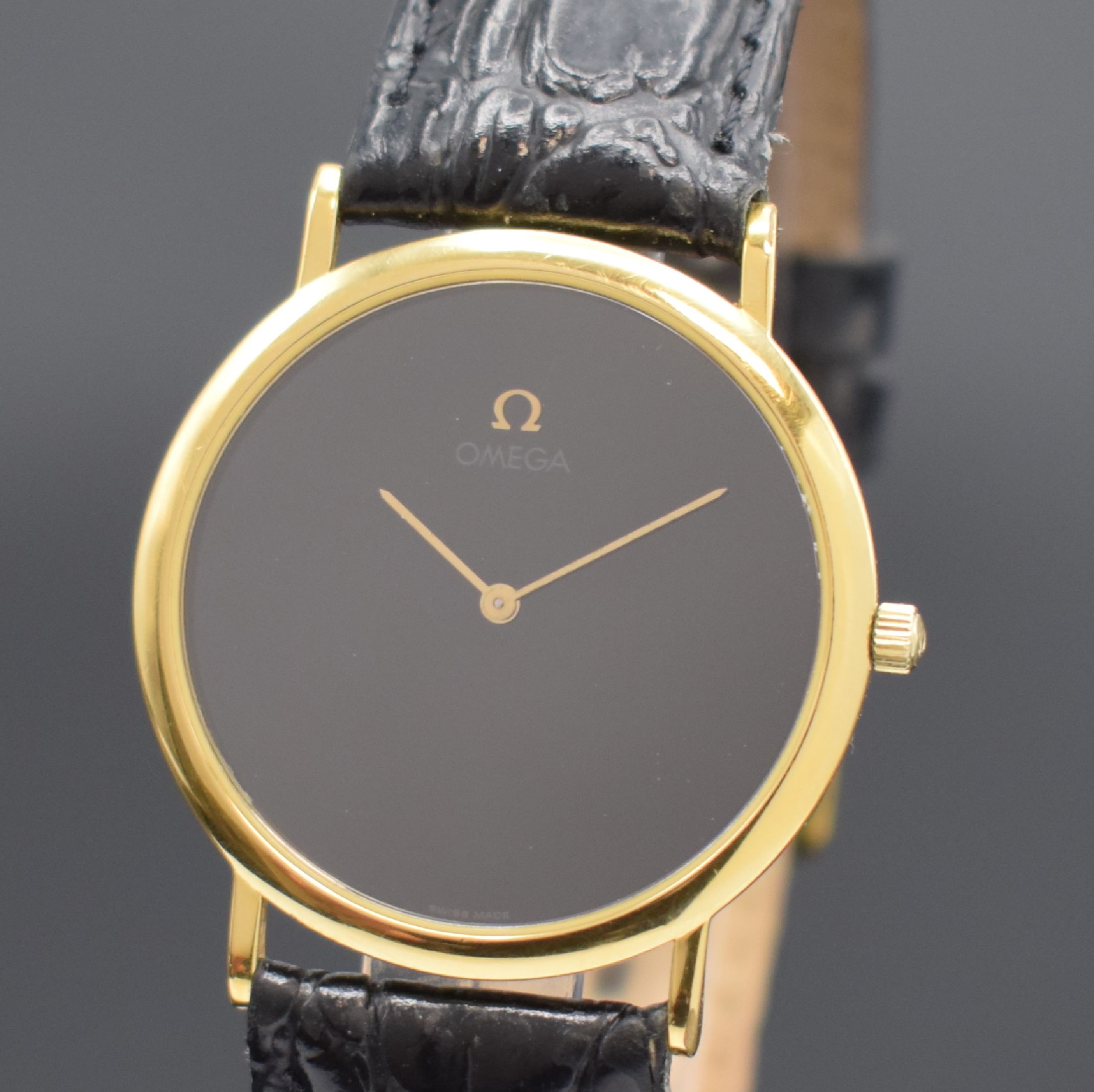 Detail a: OMEGA De Ville vergoldete Armbanduhr, Schweiz um 1990, quarz, Boden aufgedr., schwarzes Zifferbl. m. gold. Zeigern, D. ca. 32,5 mm, orig. Omega Etui ...
