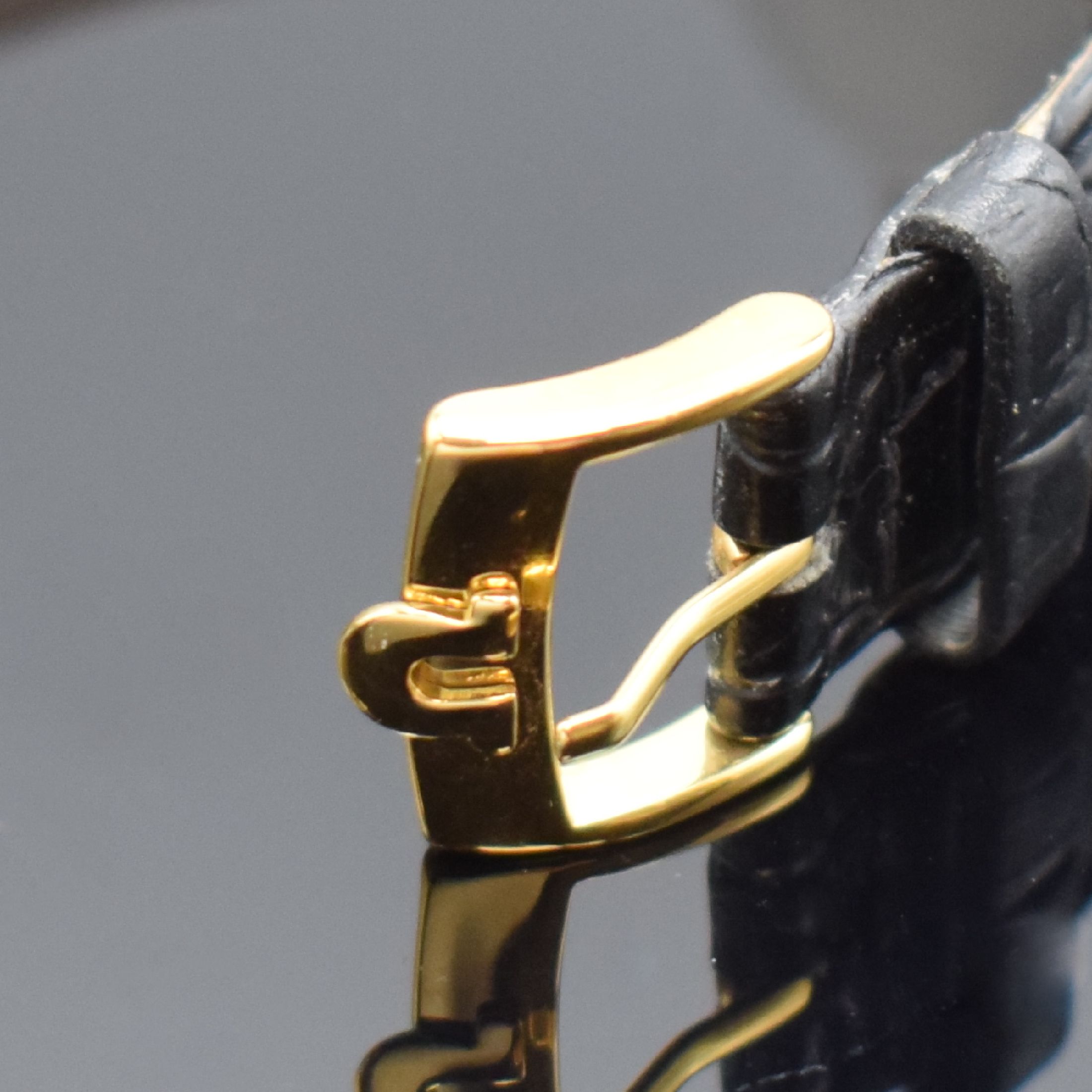Detail b: OMEGA De Ville vergoldete Armbanduhr, Schweiz um 1990, quarz, Boden aufgedr., schwarzes Zifferbl. m. gold. Zeigern, D. ca. 32,5 mm, orig. Omega Etui ...