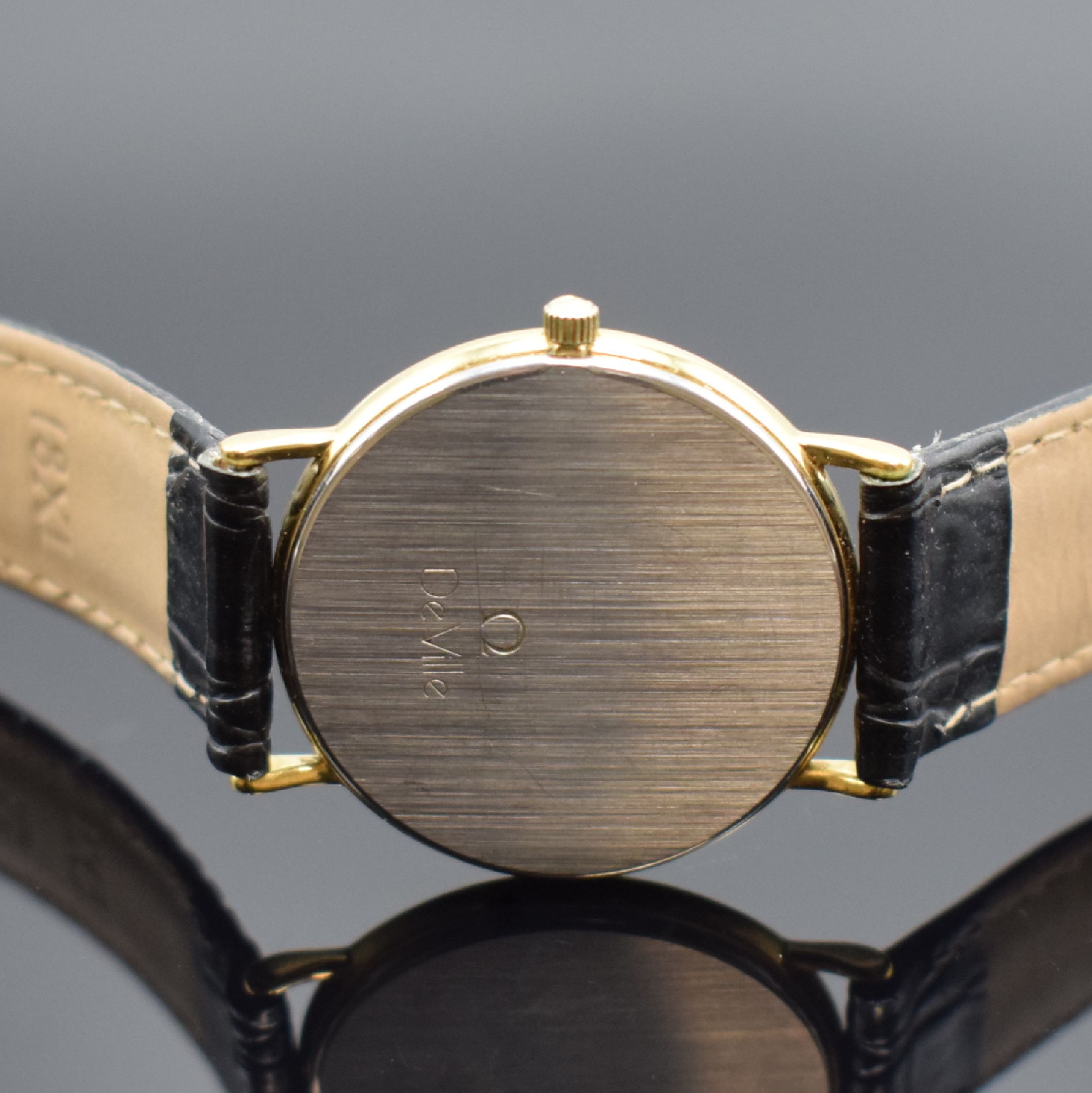 Detail d: OMEGA De Ville vergoldete Armbanduhr, Schweiz um 1990, quarz, Boden aufgedr., schwarzes Zifferbl. m. gold. Zeigern, D. ca. 32,5 mm, orig. Omega Etui ...