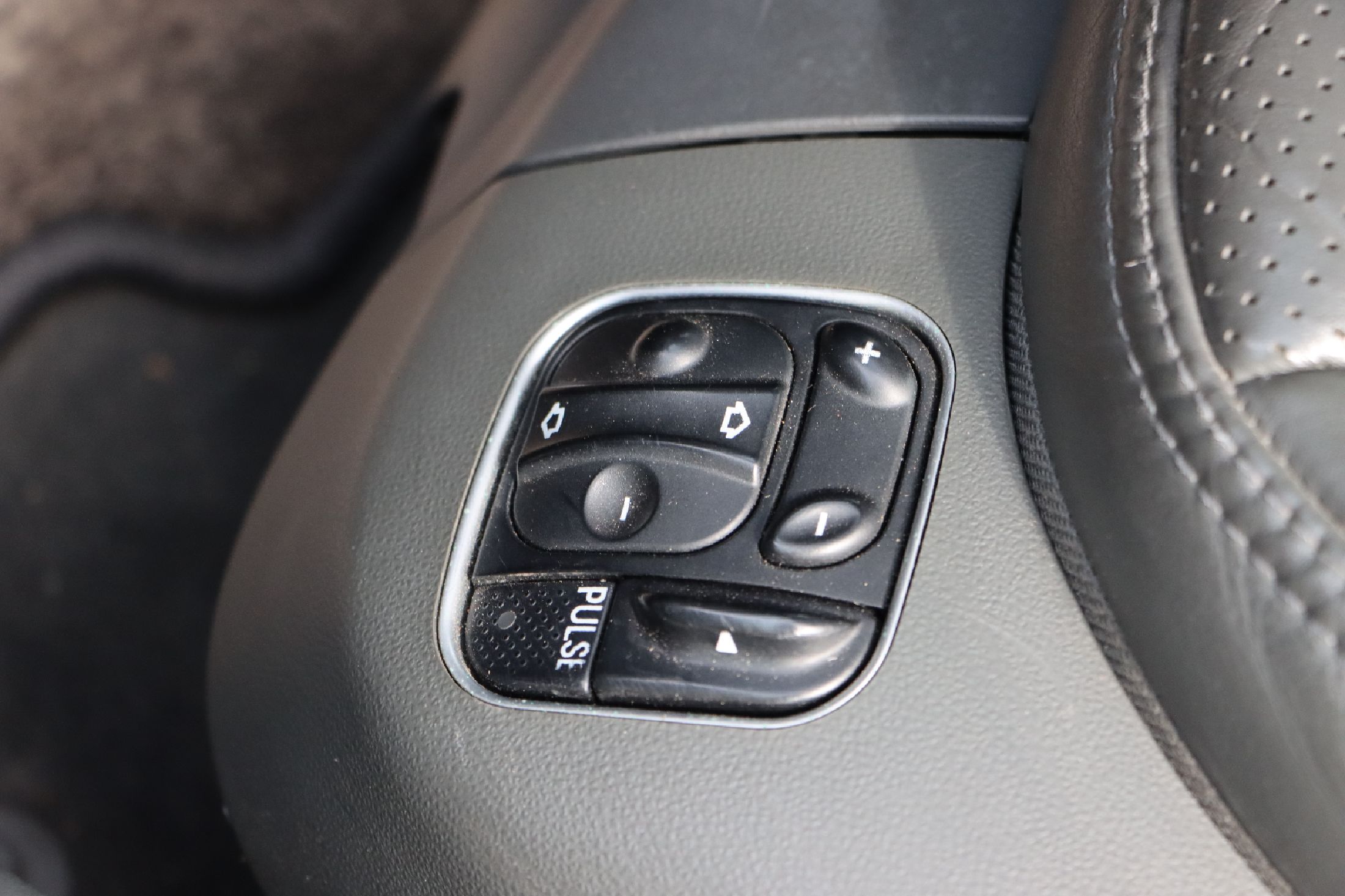 Detail f: Mercedes-Benz SL 55 AMG, Fahrgestellnummer: WDB2304741F030238, EZ 09/2002, ca. 161.000 km abgelesen, HU 03/2024, 368 kW/500 PS, 8-Zylinder, ...