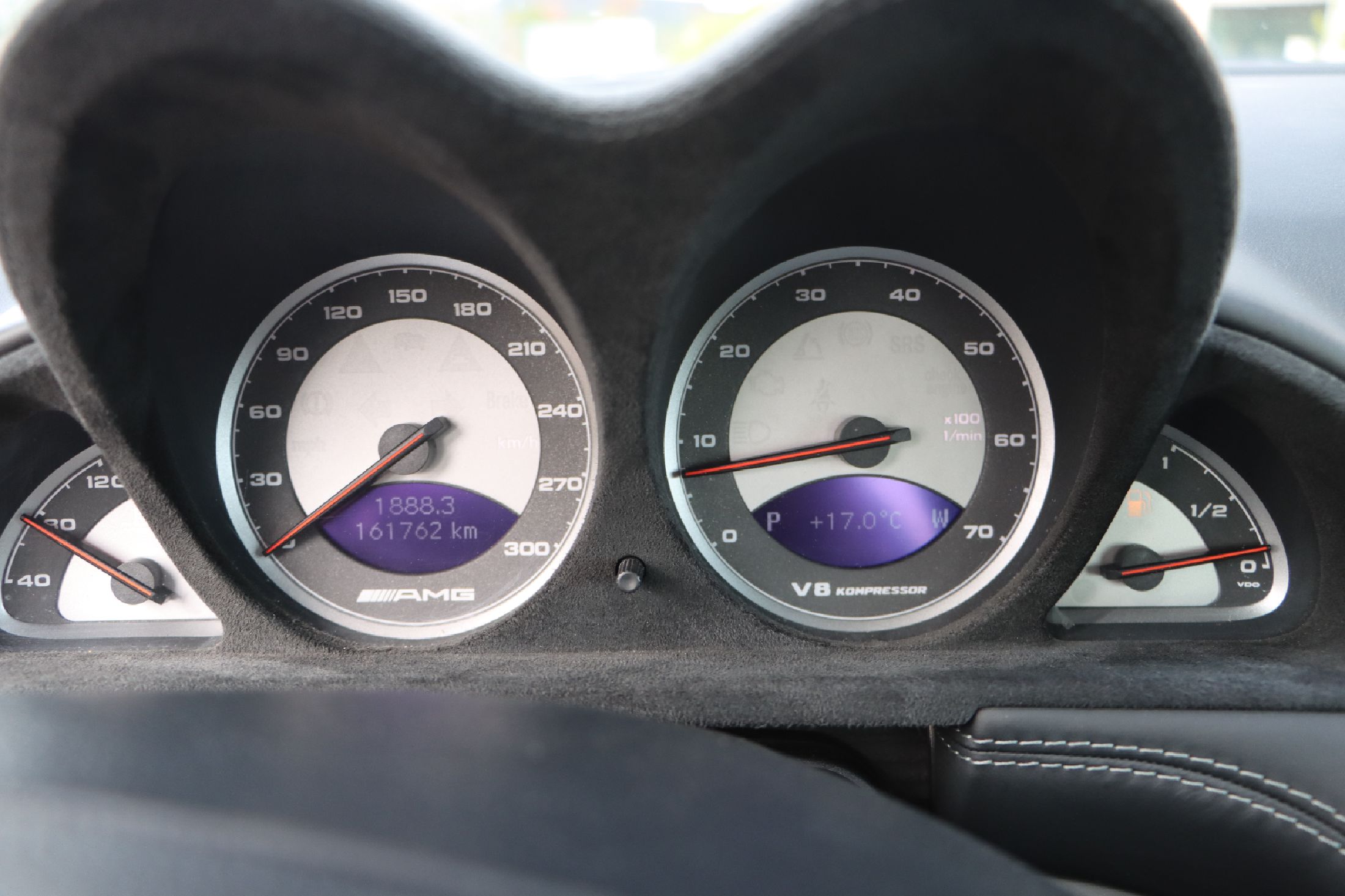 Detail h: Mercedes-Benz SL 55 AMG, Fahrgestellnummer: WDB2304741F030238, EZ 09/2002, ca. 161.000 km abgelesen, HU 03/2024, 368 kW/500 PS, 8-Zylinder, ...