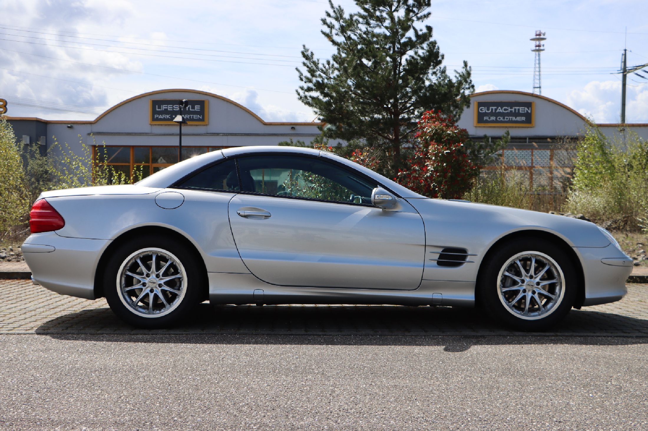 Detail b: Mercedes-Benz SL 500, Fahrgestellnummer: WDB2304751F004116, EZ 11/2001, Laufleistung ca. 132.700 km abgelesen, HU 09/2024, 225 kW/305 PS, ...