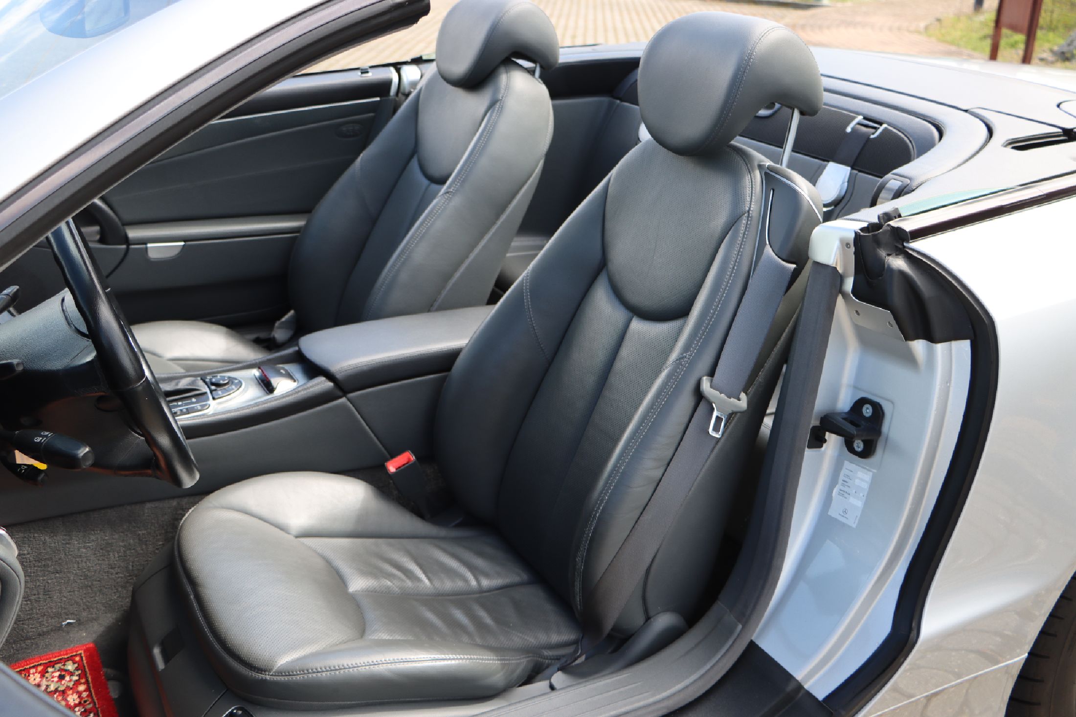 Detail d: Mercedes-Benz SL 500, Fahrgestellnummer: WDB2304751F004116, EZ 11/2001, Laufleistung ca. 132.700 km abgelesen, HU 09/2024, 225 kW/305 PS, ...