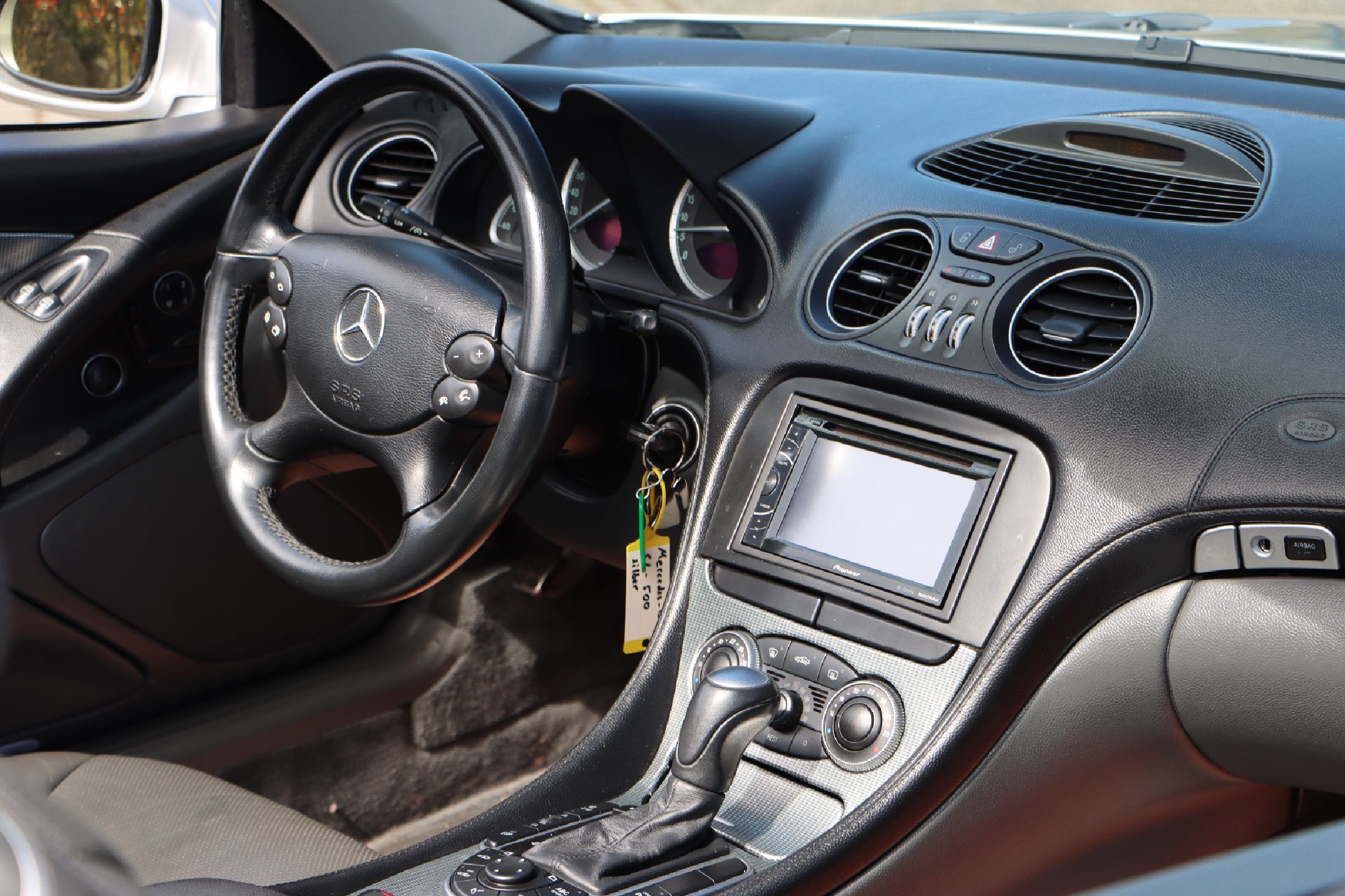 Detail e: Mercedes-Benz SL 500, Fahrgestellnummer: WDB2304751F004116, EZ 11/2001, Laufleistung ca. 132.700 km abgelesen, HU 09/2024, 225 kW/305 PS, ...