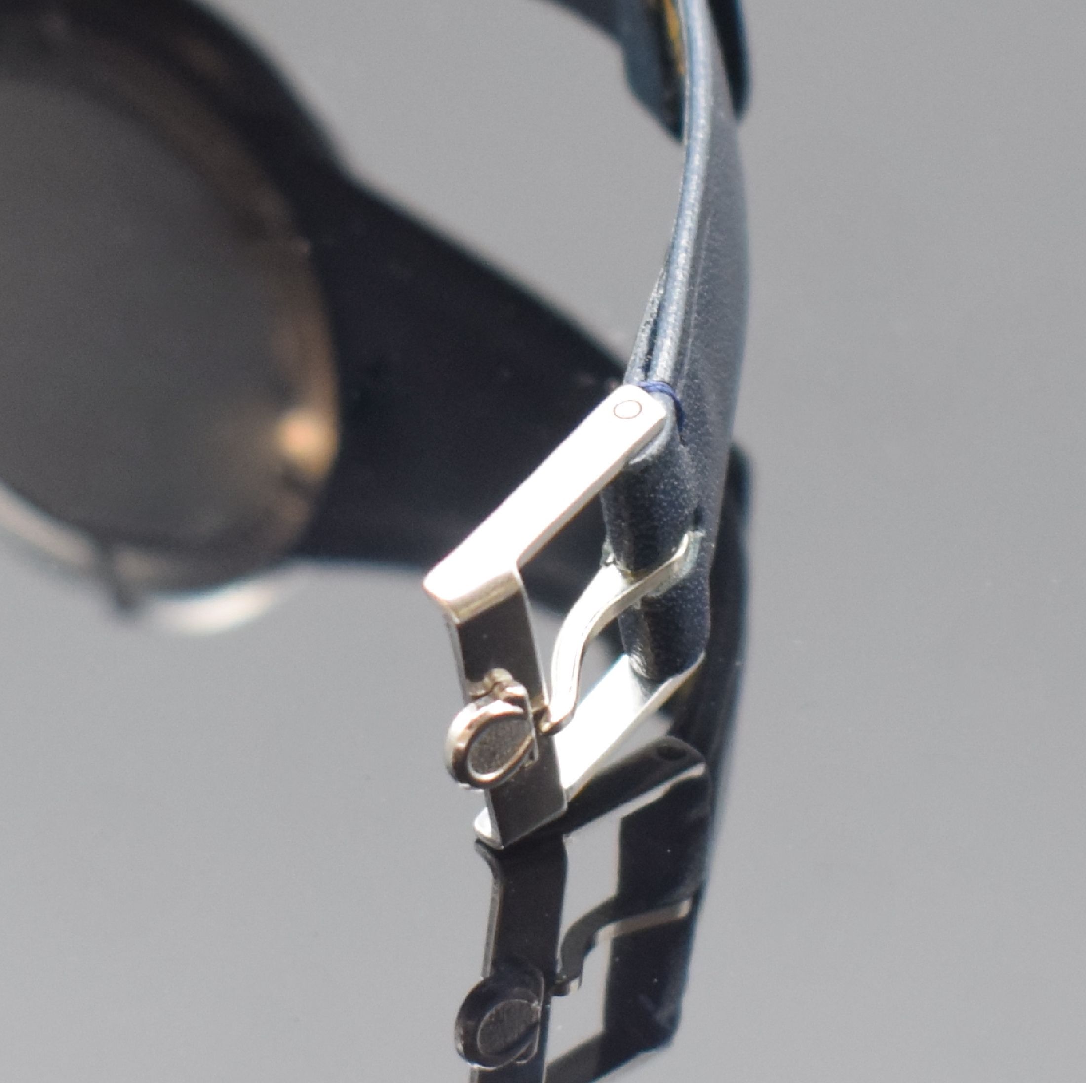 Detail b: OMEGA Geneve Dynamic Herrenarmbanduhr in Stahl Referenz 166.039, Schweiz um 1968, Handaufzug, quer-ovales Monocoque Geh., orig. Lederband m. ...