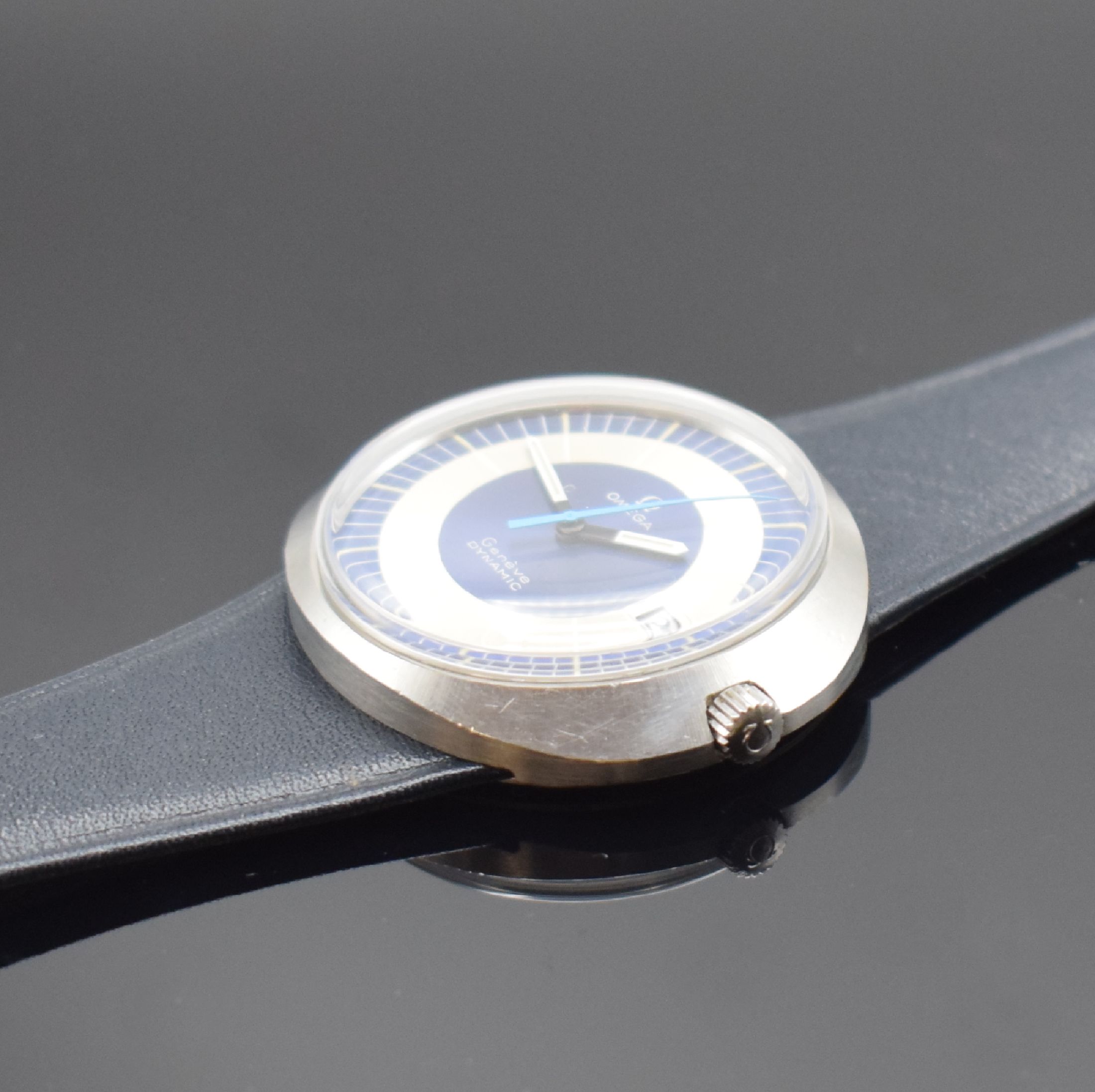 Detail c: OMEGA Geneve Dynamic Herrenarmbanduhr in Stahl Referenz 166.039, Schweiz um 1968, Handaufzug, quer-ovales Monocoque Geh., orig. Lederband m. ...
