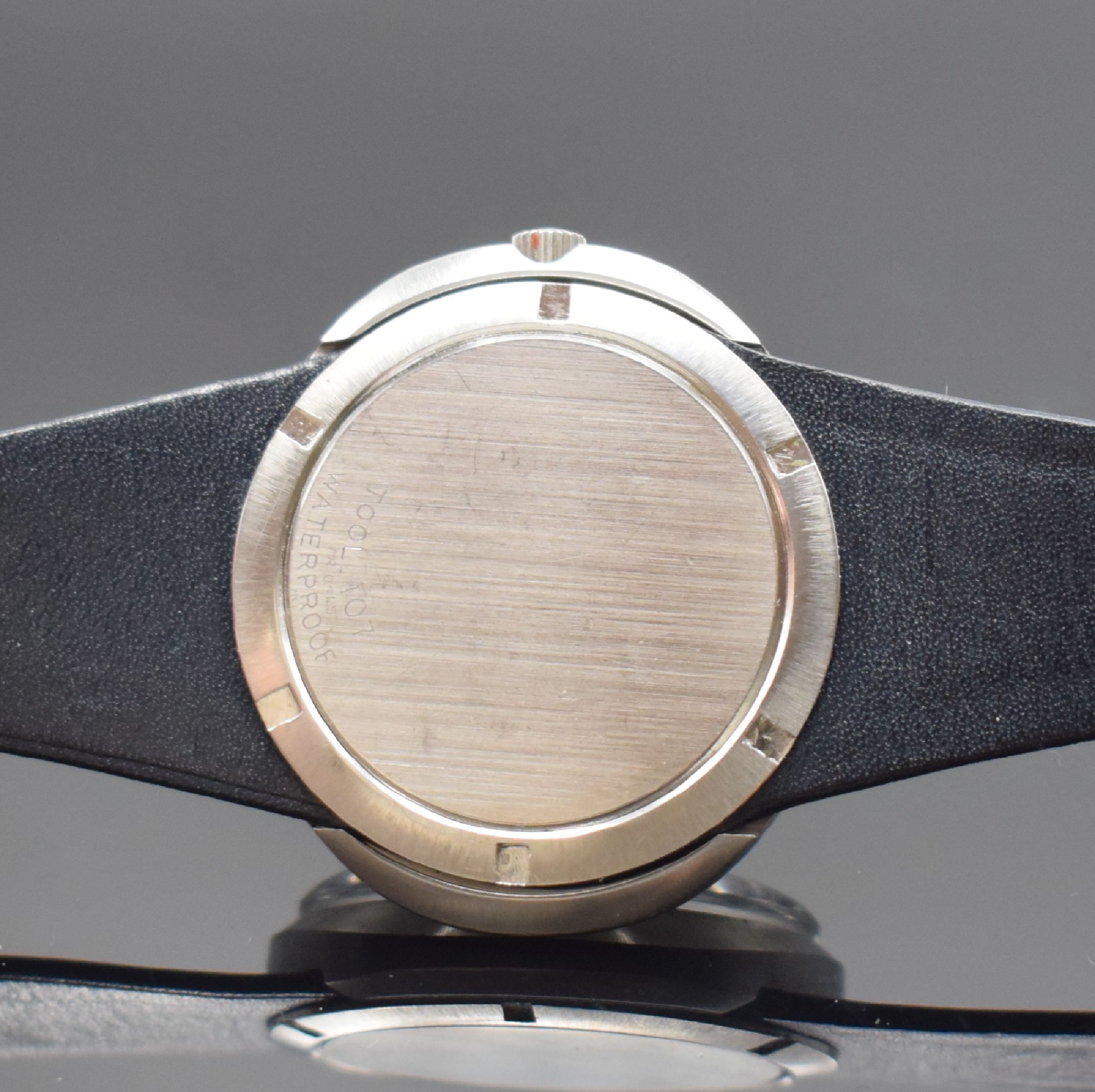 Detail d: OMEGA Geneve Dynamic Herrenarmbanduhr in Stahl Referenz 166.039, Schweiz um 1968, Handaufzug, quer-ovales Monocoque Geh., orig. Lederband m. ...