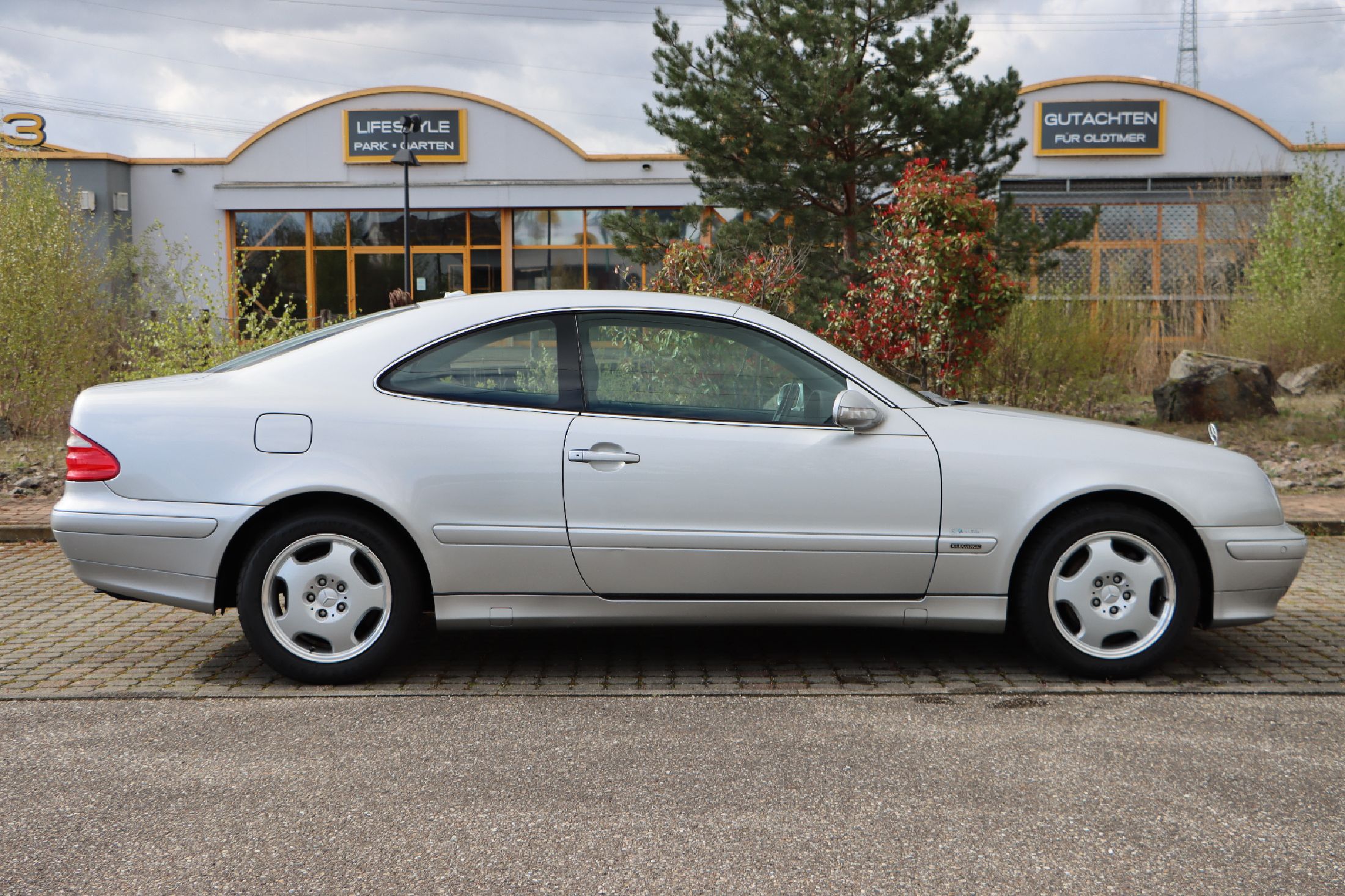 Detail a: Mercedes-Benz CLK 320 Elegance, Fahrgestellnummer: WDB2083651T066402, EZ 11/2000, 3. Hand, Laufleistung ca. 144.500 km abgelesen, HU 10/2023, 160 kW/ ...