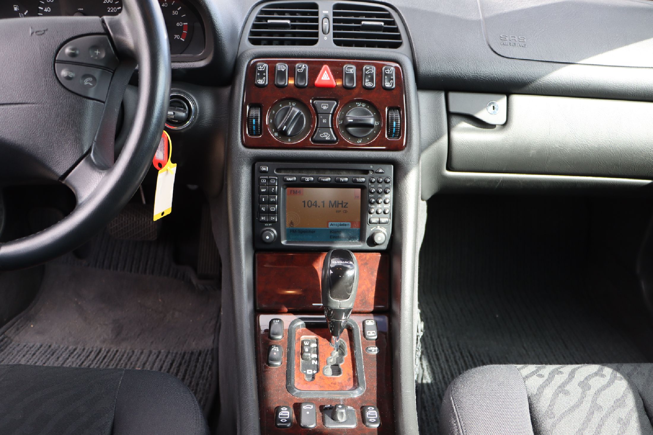 Detail d: Mercedes-Benz CLK 320 Elegance, Fahrgestellnummer: WDB2083651T066402, EZ 11/2000, 3. Hand, Laufleistung ca. 144.500 km abgelesen, HU 10/2023, 160 kW/ ...