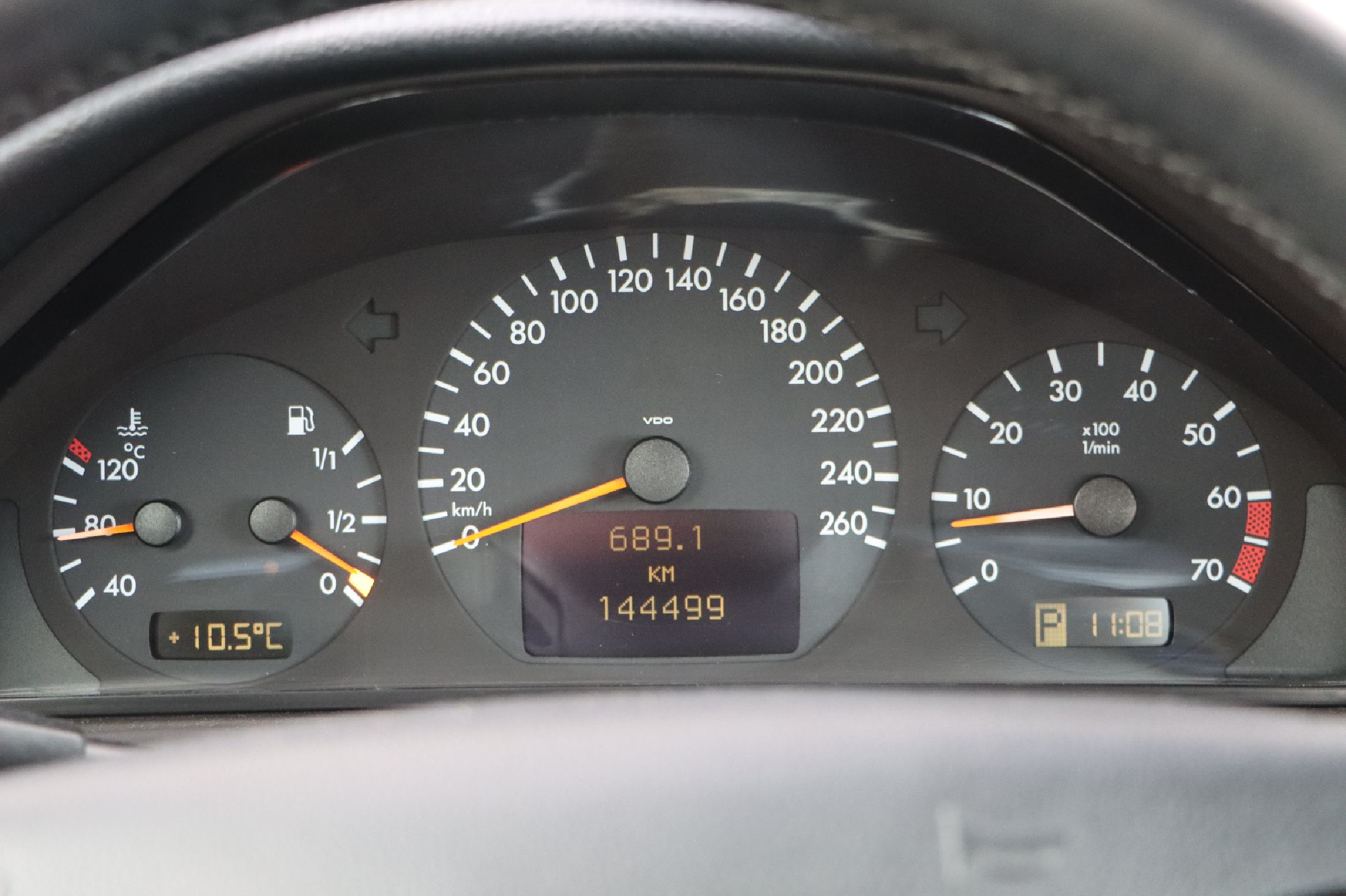 Detail e: Mercedes-Benz CLK 320 Elegance, Fahrgestellnummer: WDB2083651T066402, EZ 11/2000, 3. Hand, Laufleistung ca. 144.500 km abgelesen, HU 10/2023, 160 kW/ ...