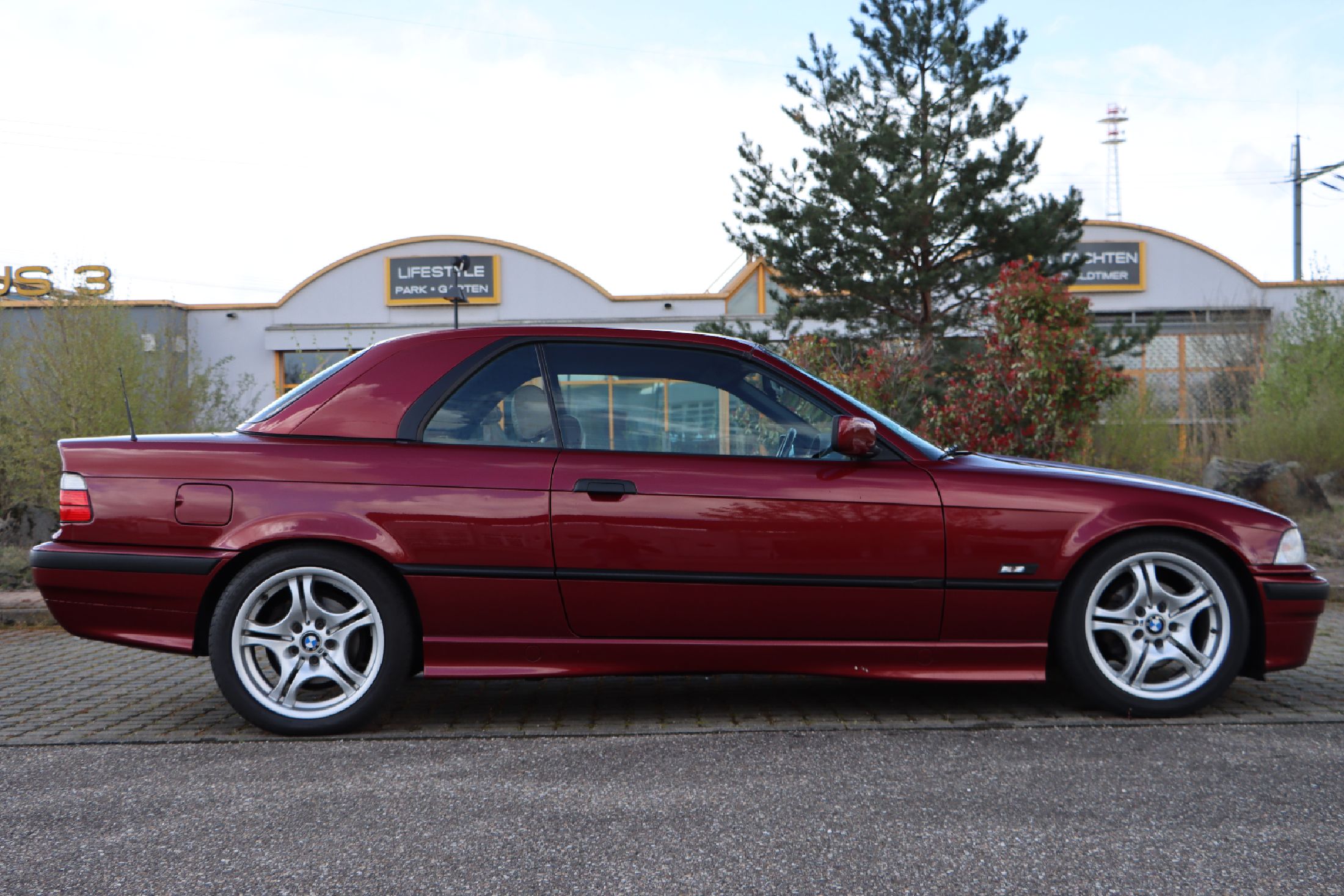 Detail a: BMW 320i Cabriolet, Fahrgestellnummer: WBABJ41030ER26467, EZ 05/1996, Laufleistung ca. 130.000 km abgelesen, HU 03/2024, 110 kW/ 150 PS, 6 Zylinder, ...