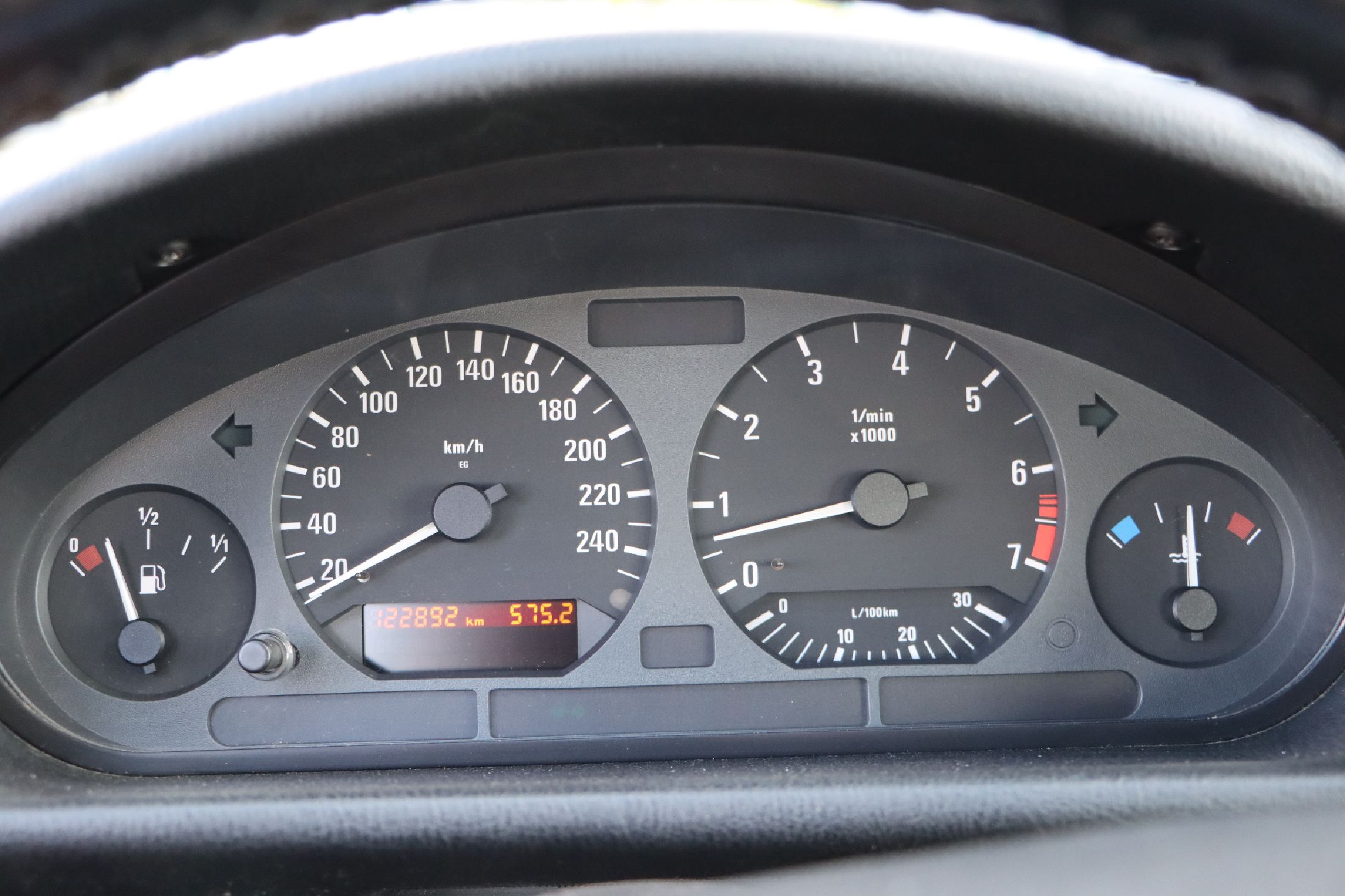 Detail e: BMW 320i Cabriolet, Fahrgestellnummer: WBABJ41030ER26467, EZ 05/1996, Laufleistung ca. 130.000 km abgelesen, HU 03/2024, 110 kW/ 150 PS, 6 Zylinder, ...