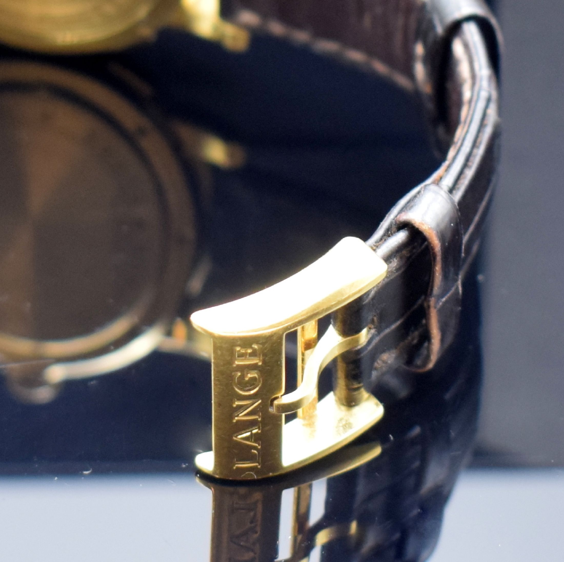 Detail d: A. LANGE & SÖHNE sehr seltene frühe Lange 1 Referenz 101.001 in GG 750/000, Deutschland um 1995, Handaufzug, 6-fach verschr. Geh., noch massiver ...