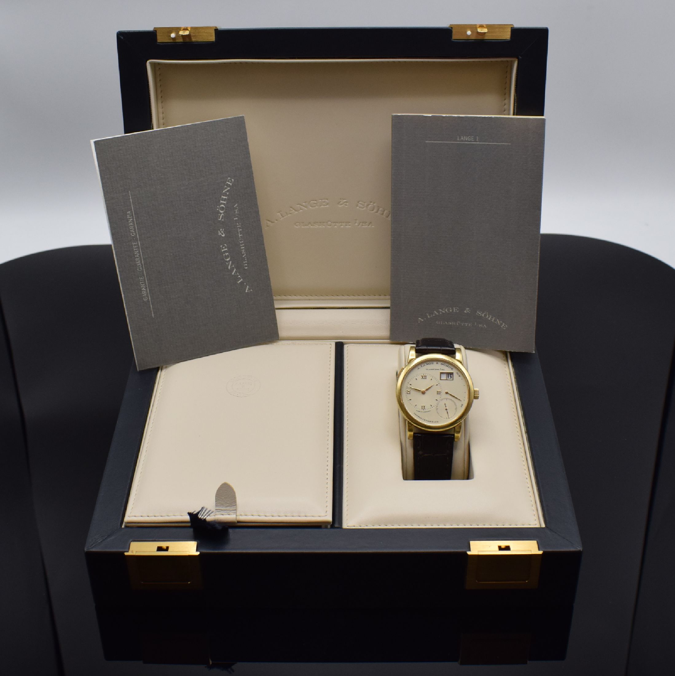 Detail k: A. LANGE & SÖHNE sehr seltene frühe Lange 1 Referenz 101.001 in GG 750/000, Deutschland um 1995, Handaufzug, 6-fach verschr. Geh., noch massiver ...