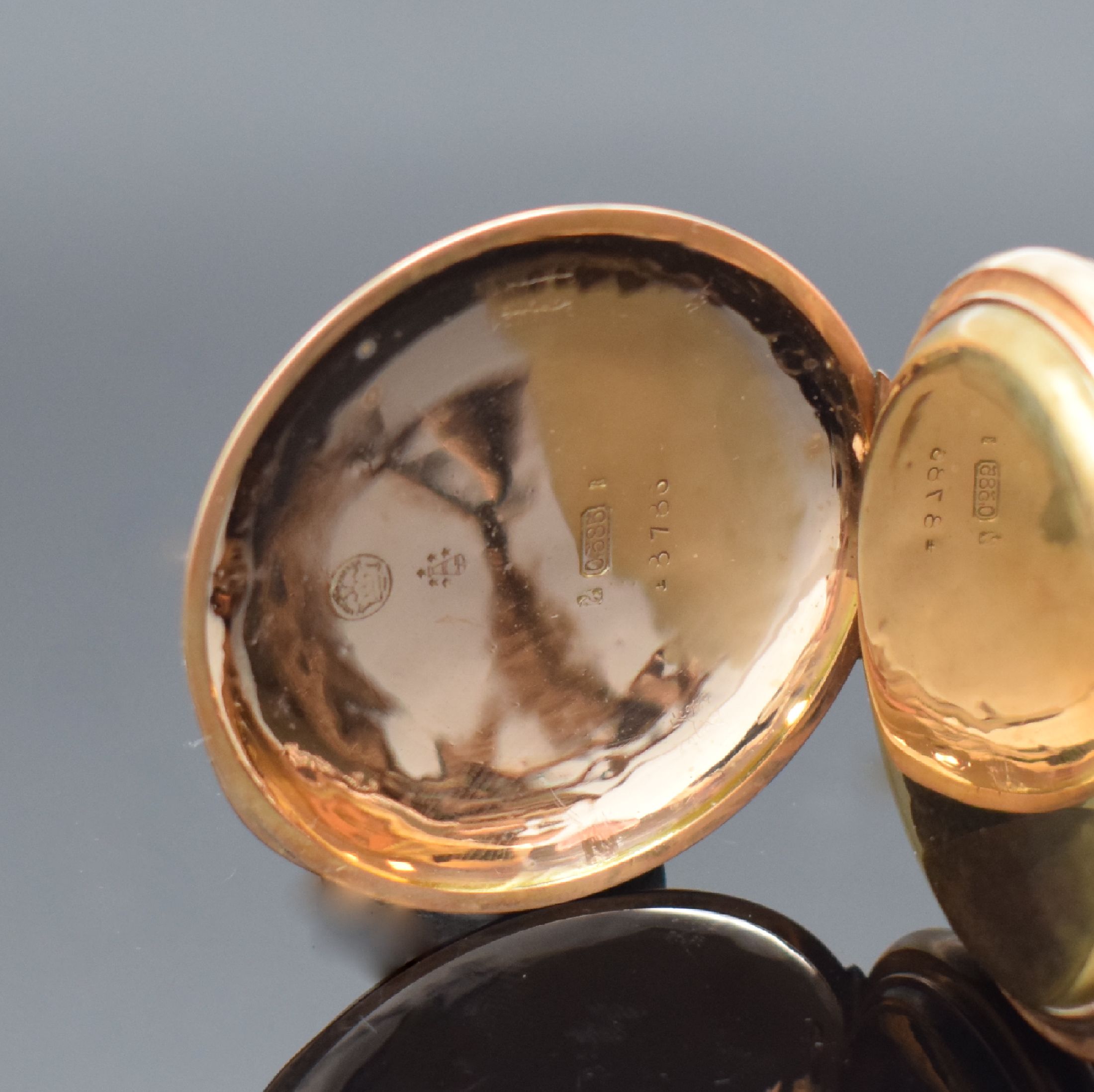 Detail d: UNION GLOCKE Herrensavonette in RG 585/000 mit passender Kette in RG 585/000, Deutschland /Schweiz um 1900, guill. 2-Deckel Goldgeh. stark ...