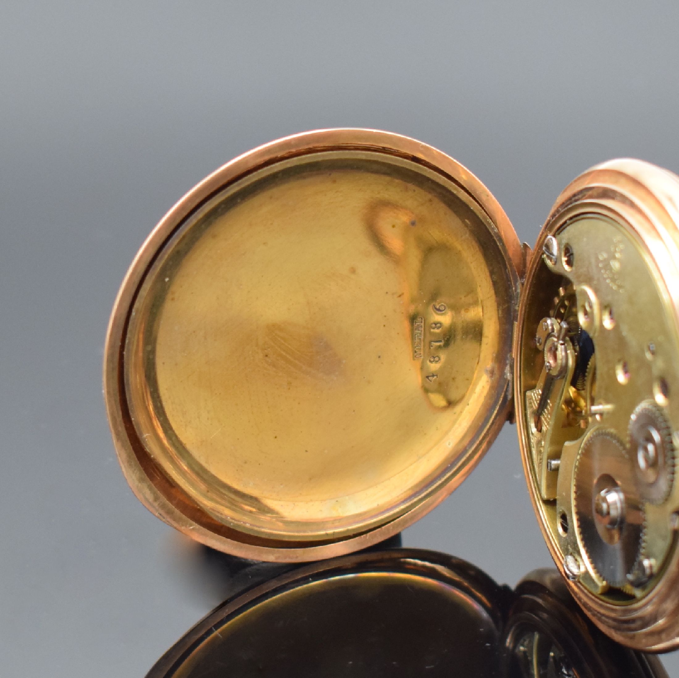 Detail f: UNION GLOCKE Herrensavonette in RG 585/000 mit passender Kette in RG 585/000, Deutschland /Schweiz um 1900, guill. 2-Deckel Goldgeh. stark ...