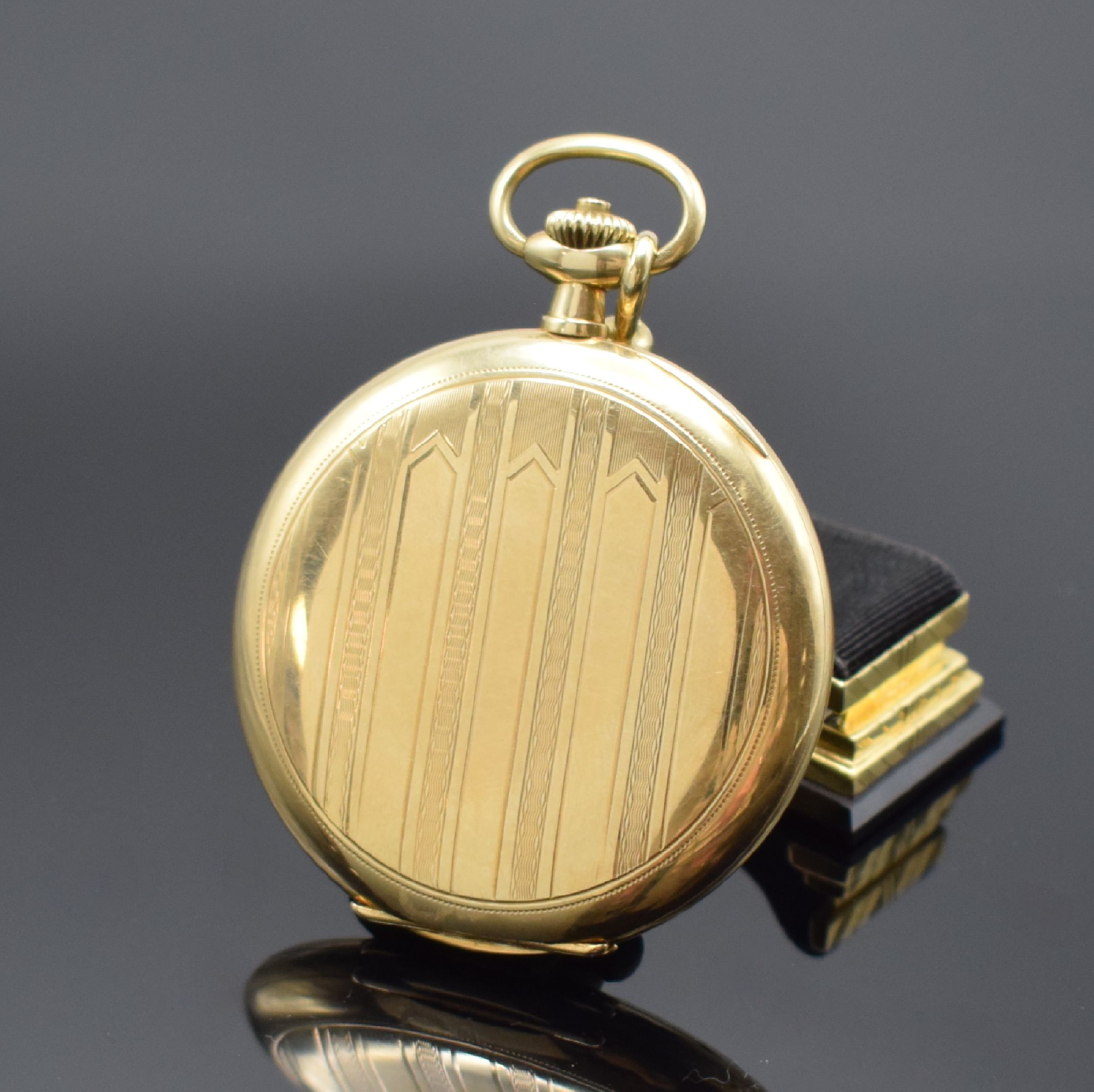 Detail c: OLIV LANGE-UHR Herrensavonette in GG 585/000, Deutschland um 1925, streifen- guill. 3-Deckel Goldgeh., gold. im Zentrum guill. Zifferbl., gold. ...