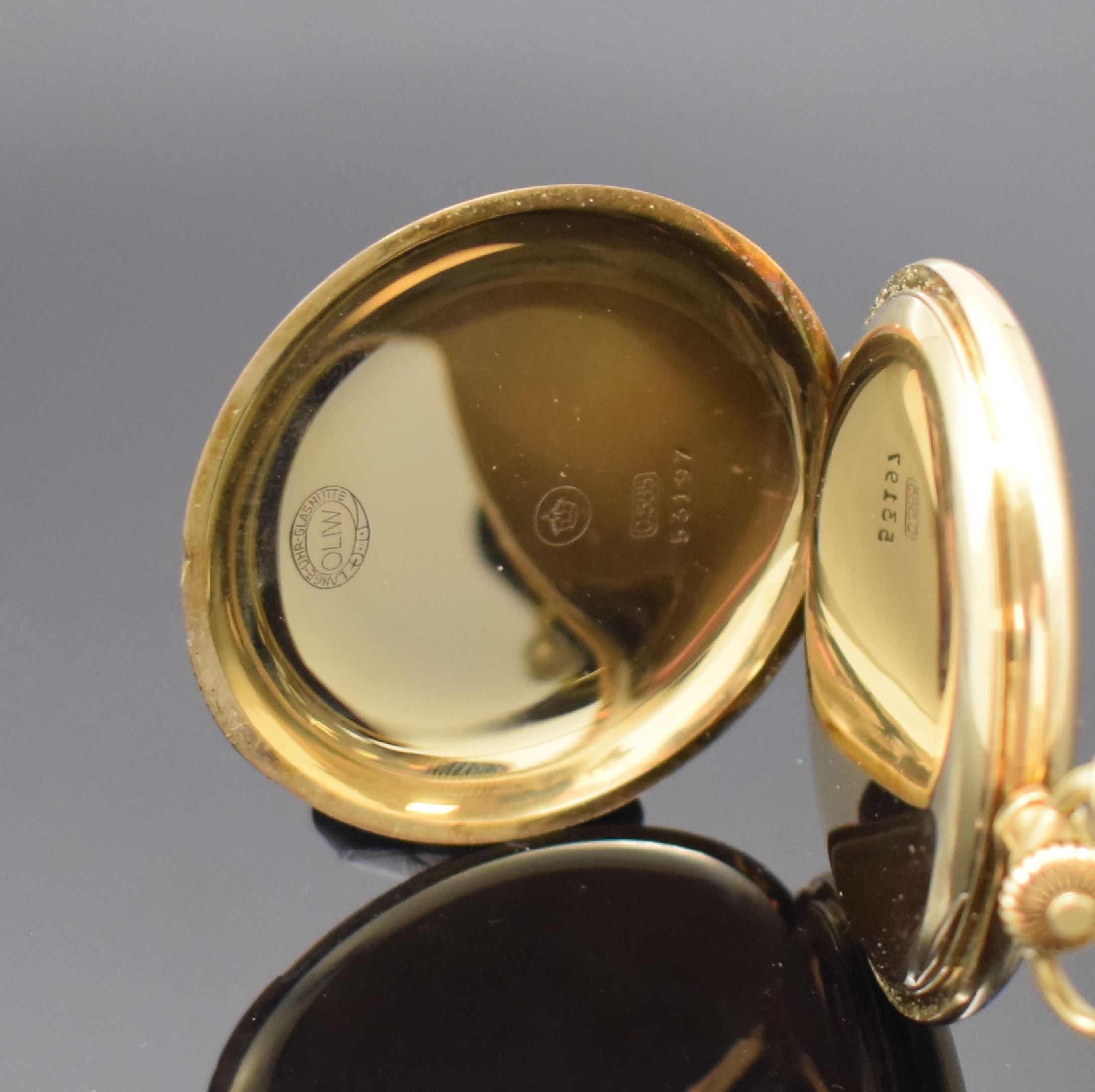 Detail d: OLIV LANGE-UHR Herrensavonette in GG 585/000, Deutschland um 1925, streifen- guill. 3-Deckel Goldgeh., gold. im Zentrum guill. Zifferbl., gold. ...