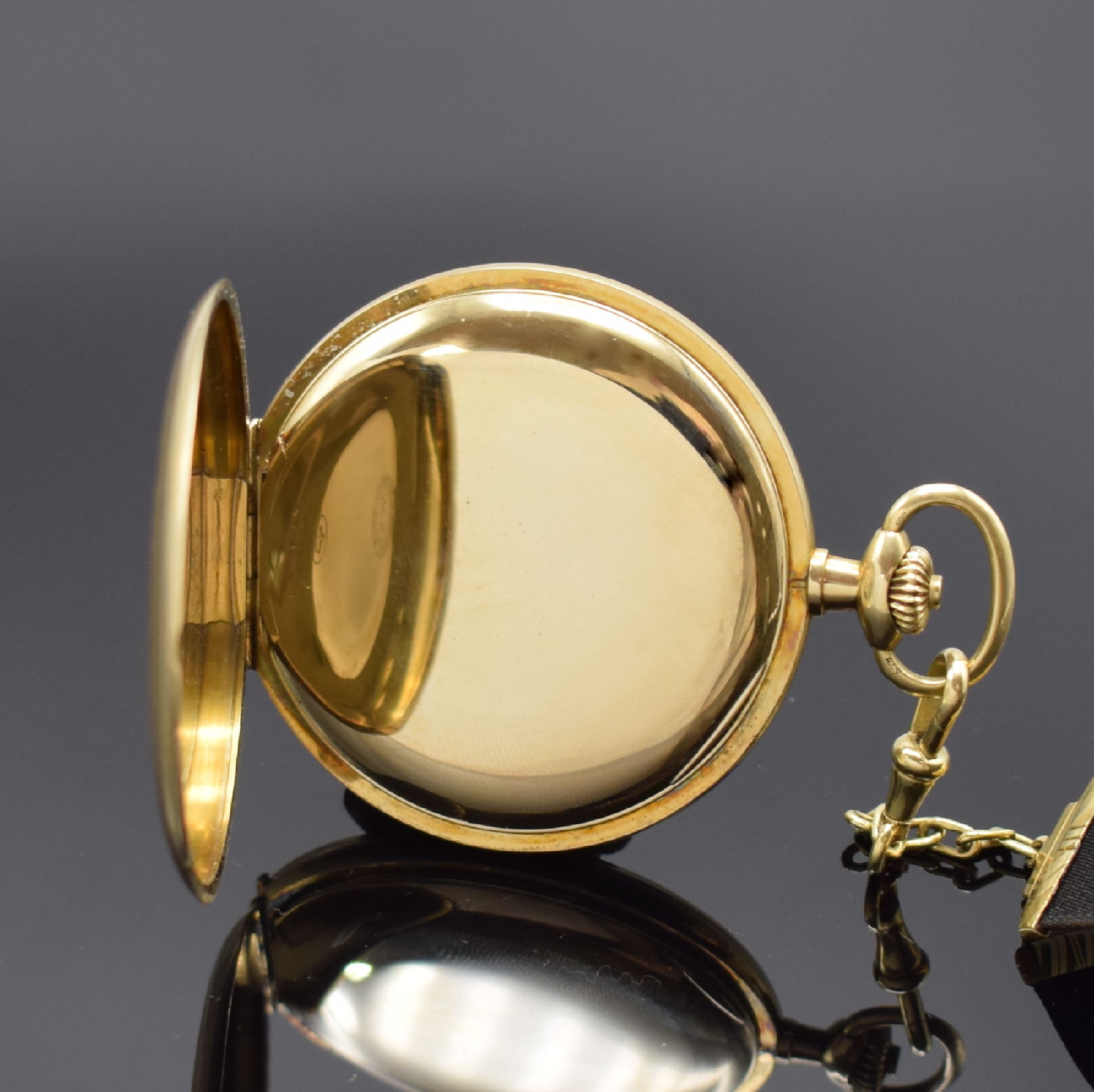 Detail e: OLIV LANGE-UHR Herrensavonette in GG 585/000, Deutschland um 1925, streifen- guill. 3-Deckel Goldgeh., gold. im Zentrum guill. Zifferbl., gold. ...