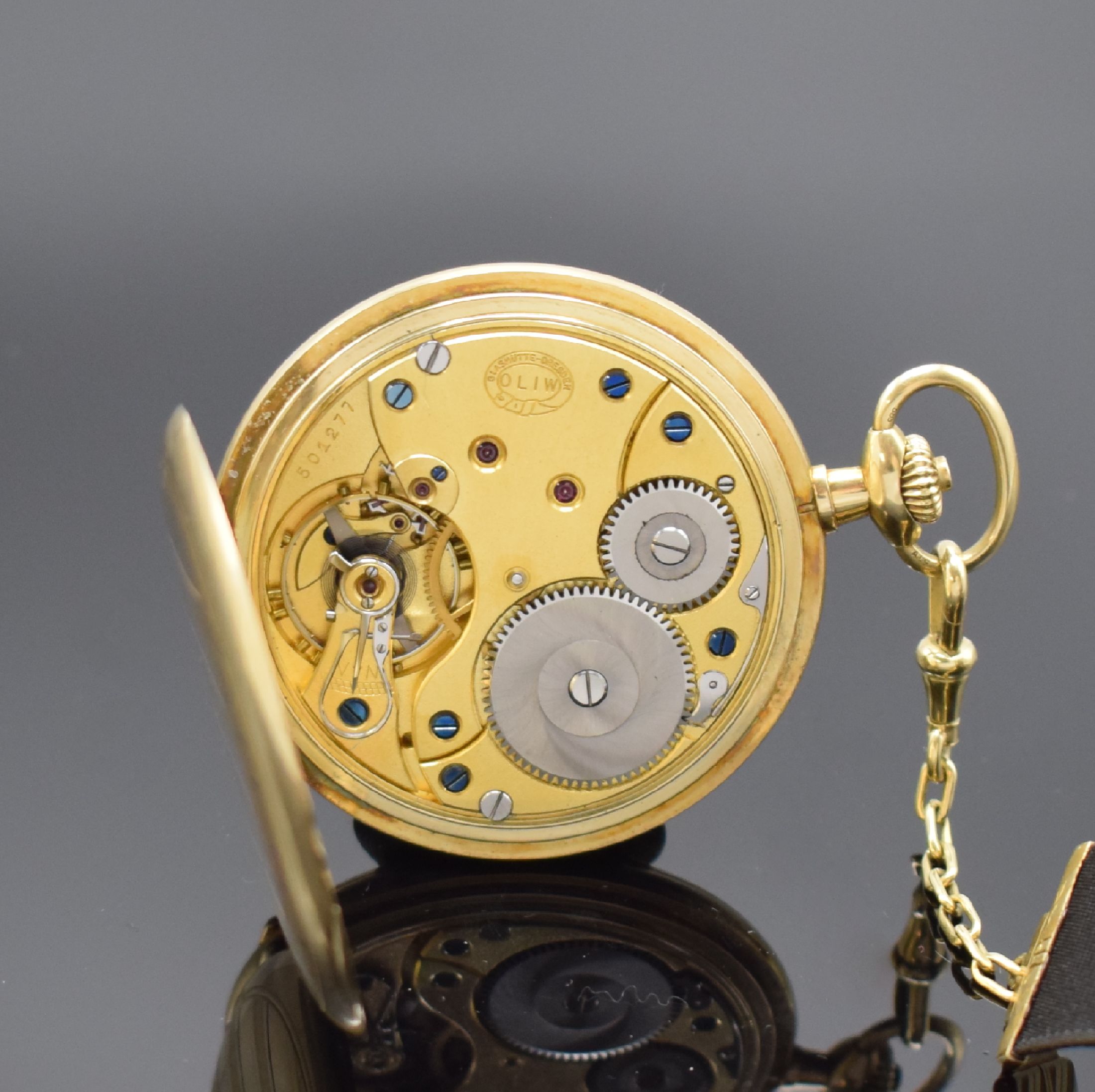 Detail g: OLIV LANGE-UHR Herrensavonette in GG 585/000, Deutschland um 1925, streifen- guill. 3-Deckel Goldgeh., gold. im Zentrum guill. Zifferbl., gold. ...