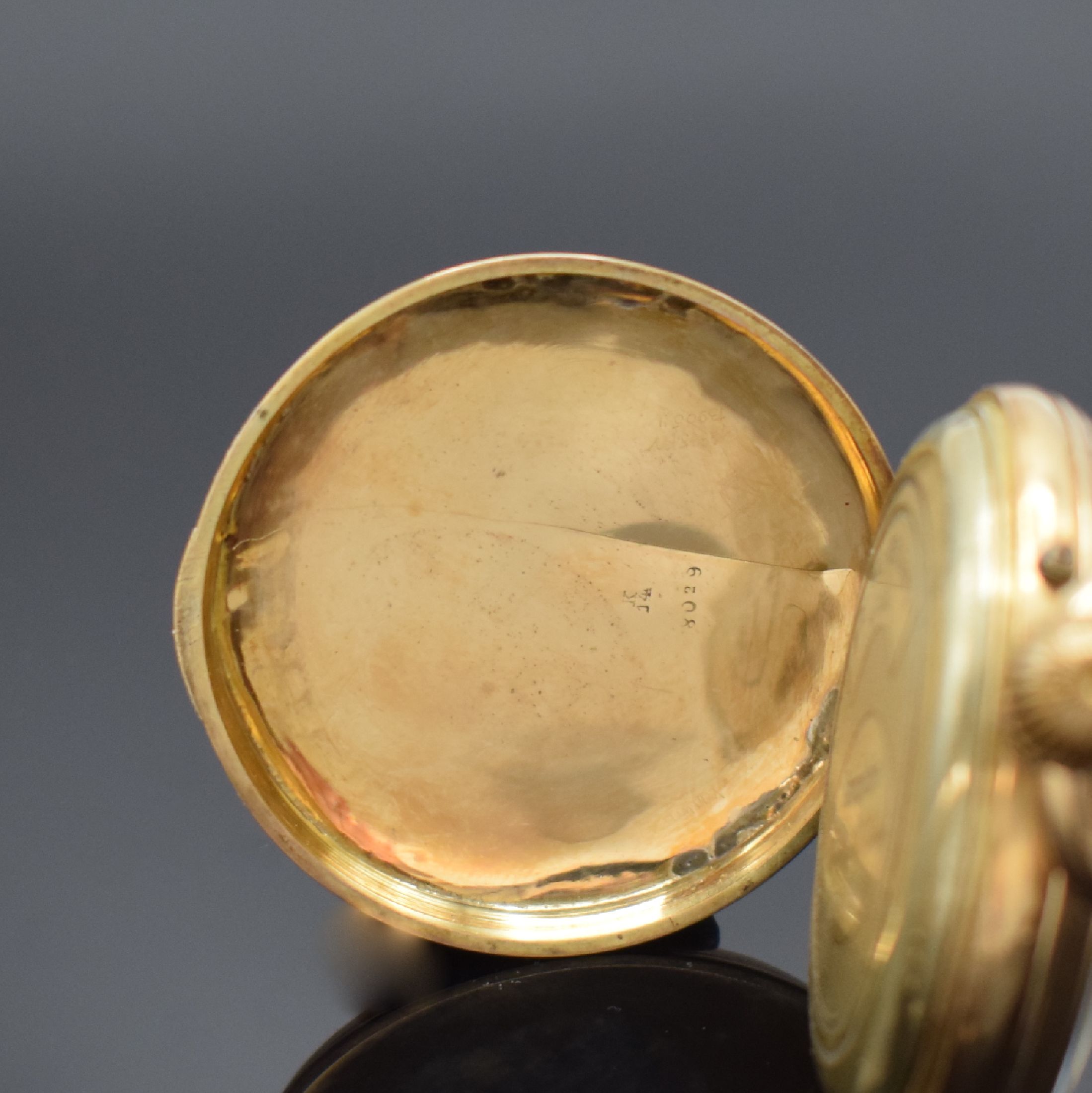 Detail b: Offene Taschenuhr in RG 585/000, Schweiz um 1890, guill. Geh. dell./berieb./rep., Metall- cuvette, Emailzifferbl. m. röm. Zahlen, kl. Sek. b. 6, ...