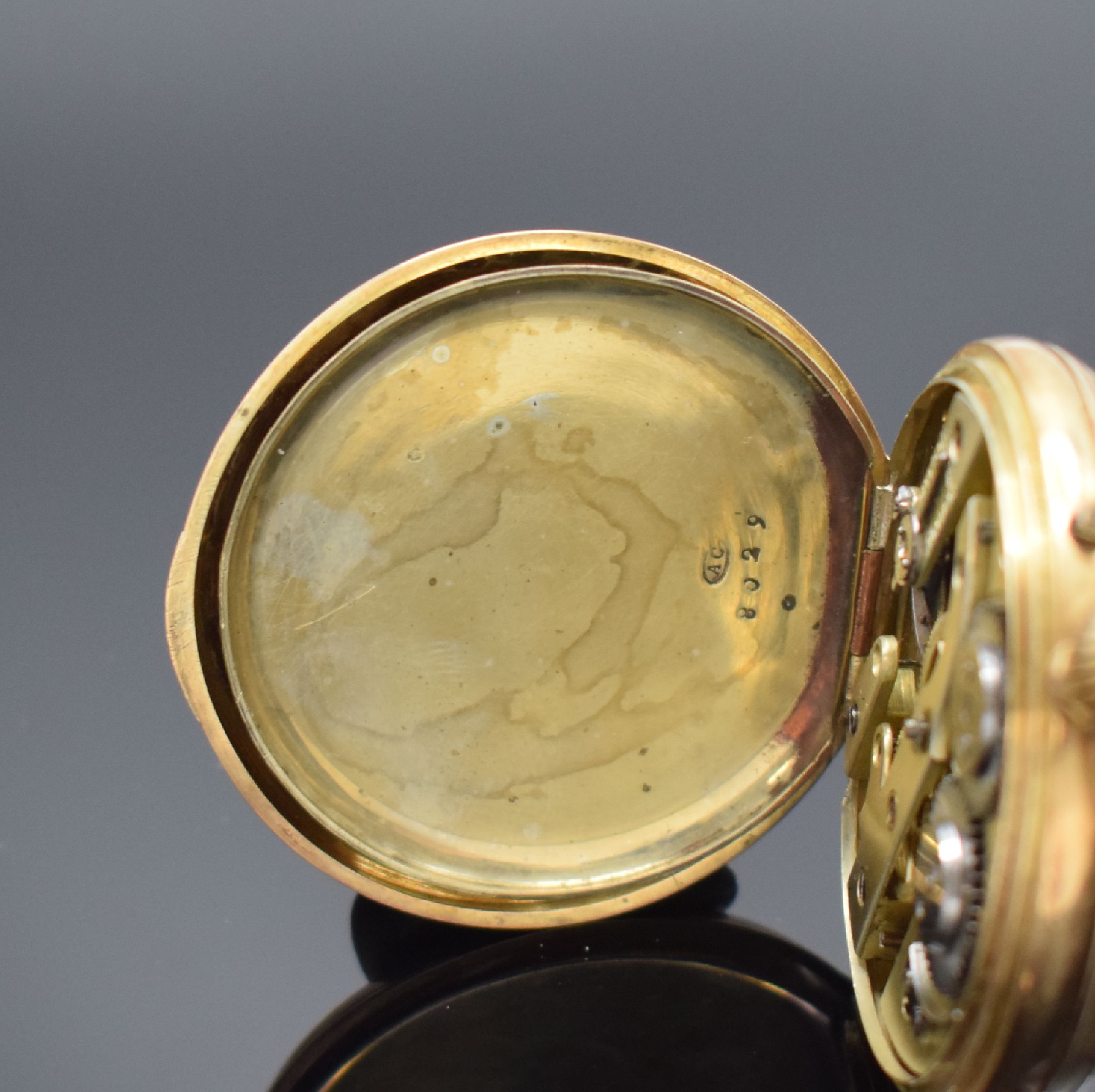 Detail d: Offene Taschenuhr in RG 585/000, Schweiz um 1890, guill. Geh. dell./berieb./rep., Metall- cuvette, Emailzifferbl. m. röm. Zahlen, kl. Sek. b. 6, ...