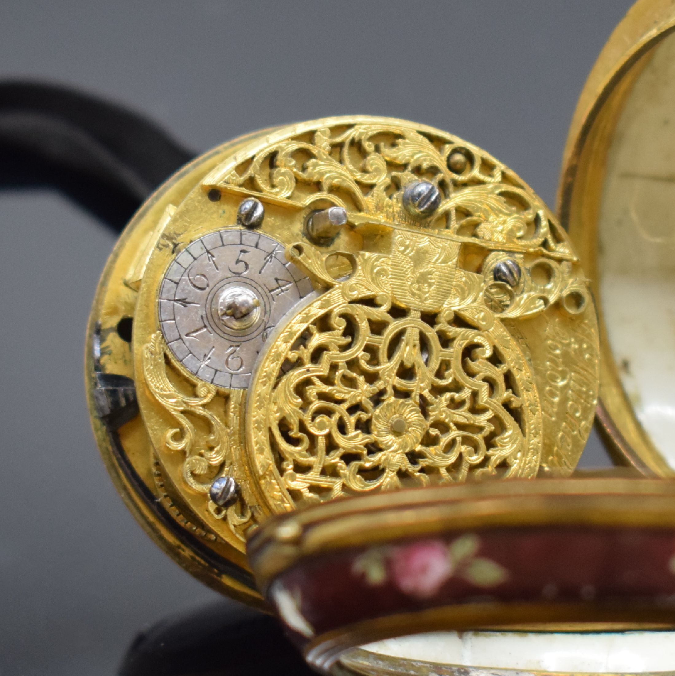 Detail d: J.MITCHELL London seltene Spindeltaschenuhr im Porzellangehäuse, England um 1760, Porzellangeh. m. verg. Messing-Montierungen und großem ...