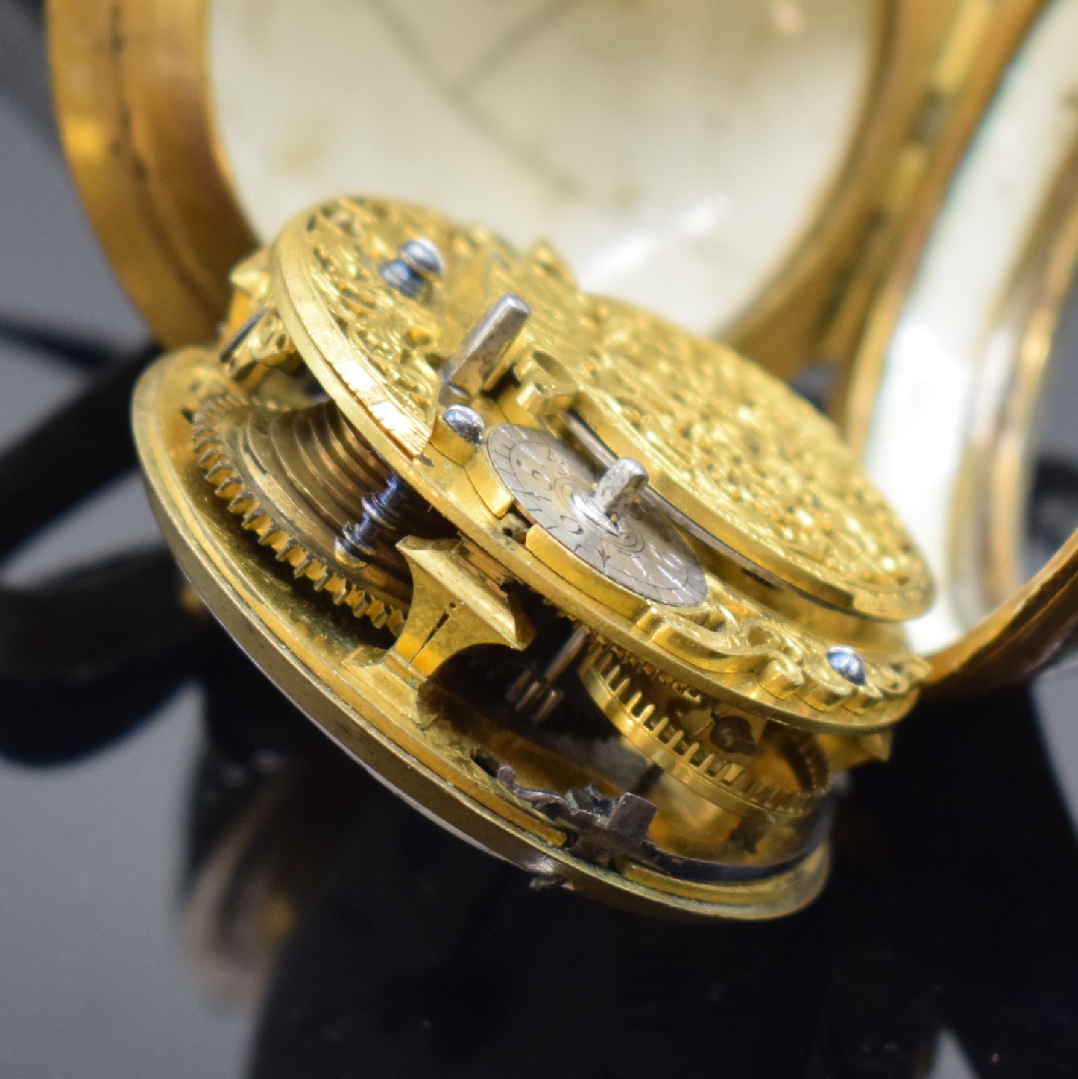 Detail e: J.MITCHELL London seltene Spindeltaschenuhr im Porzellangehäuse, England um 1760, Porzellangeh. m. verg. Messing-Montierungen und großem ...