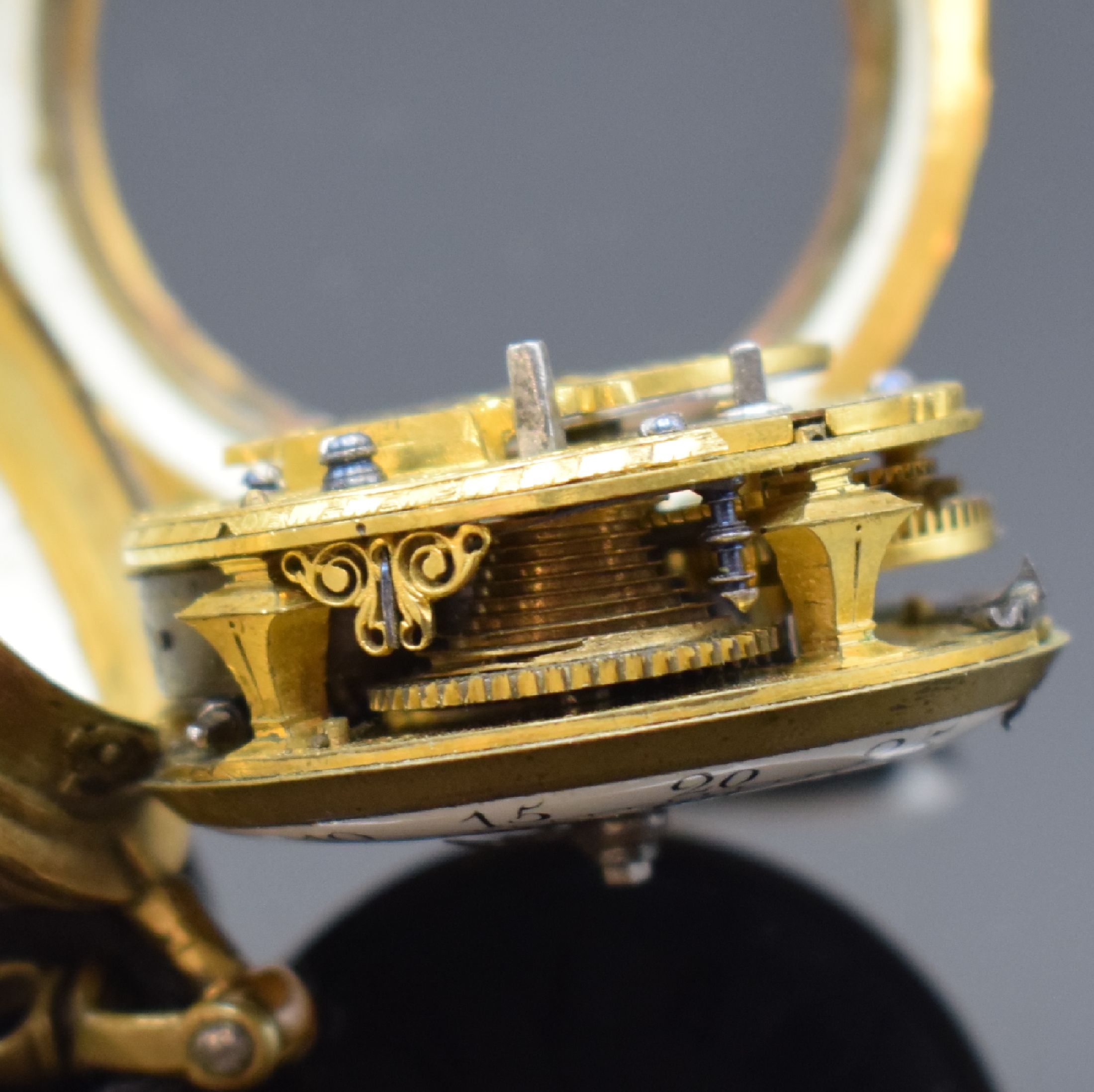 Detail g: J.MITCHELL London seltene Spindeltaschenuhr im Porzellangehäuse, England um 1760, Porzellangeh. m. verg. Messing-Montierungen und großem ...