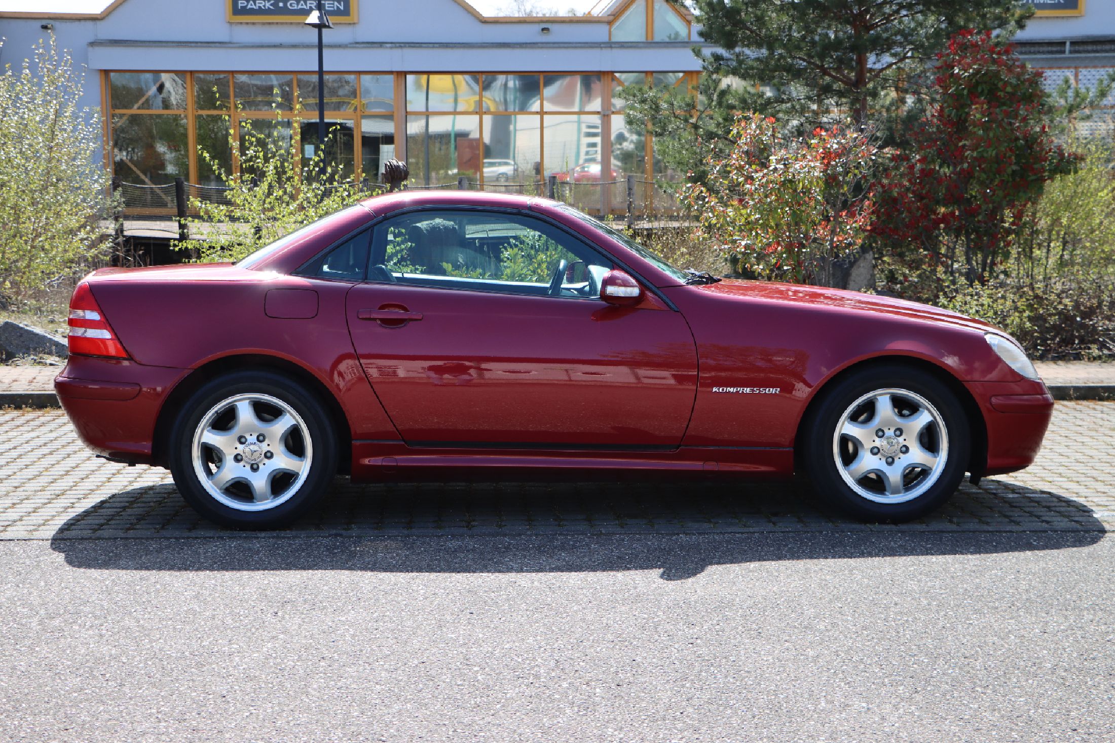 Detail b: Mercedes- Benz SLk 200, Fahrgestellnummer: WDB1704441F212811, EZ 01/2001, 3. Hand, Laufleistung ca. 95.000 km abgelesen, HU 05/2024, 120 kW/163 PS, 4 ...