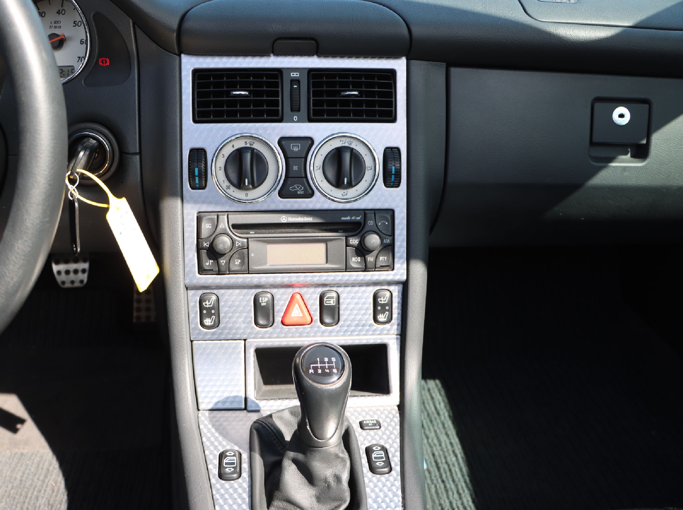 Detail d: Mercedes- Benz SLk 200, Fahrgestellnummer: WDB1704441F212811, EZ 01/2001, 3. Hand, Laufleistung ca. 95.000 km abgelesen, HU 05/2024, 120 kW/163 PS, 4 ...
