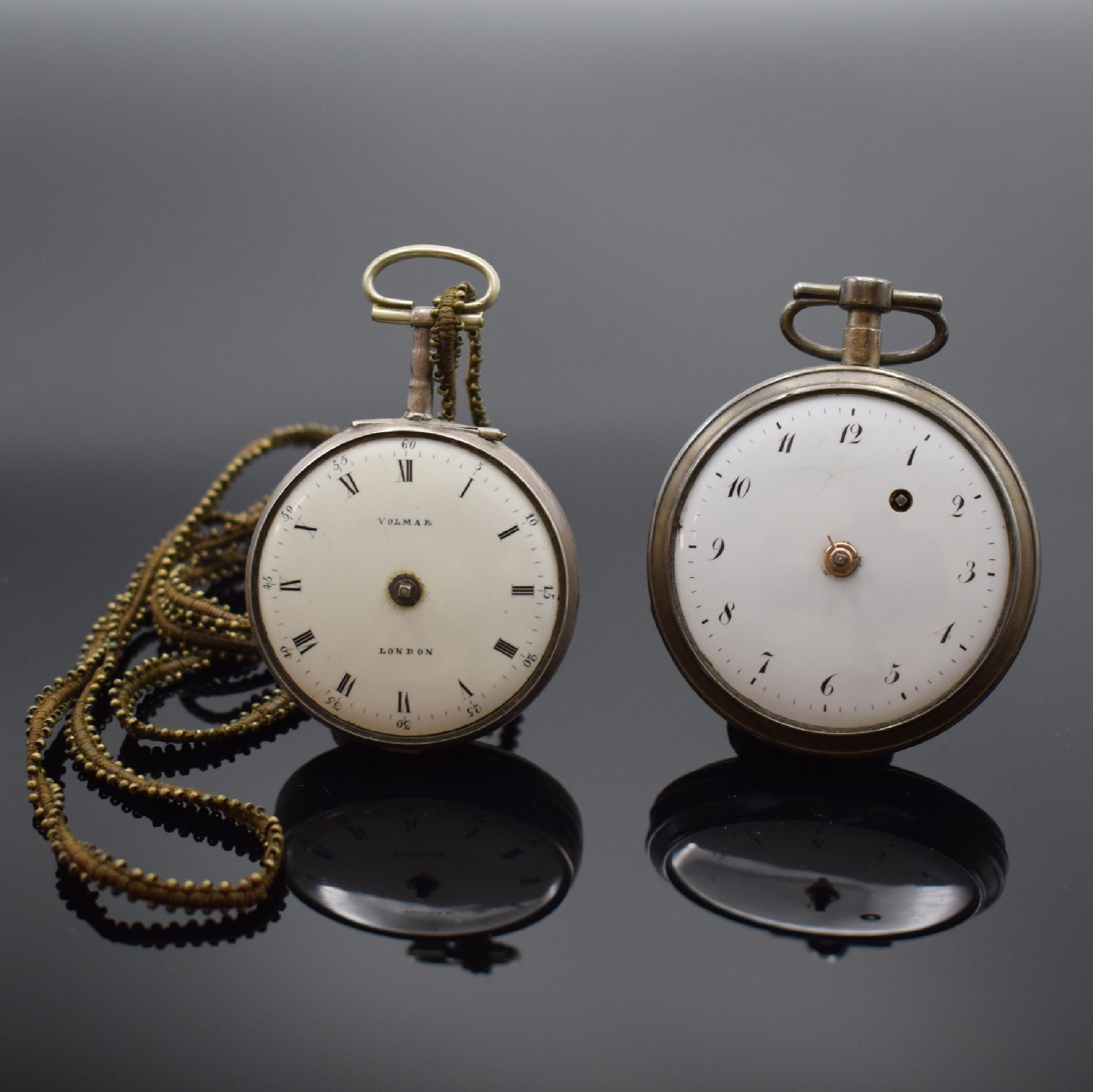 2 Spindeltaschenuhren in Silber, Schweiz / England um 1800, Schlüsselaufzug, glatte Geh. dell., Emailzifferbl. riss./besch., Gläser und Zeiger ...