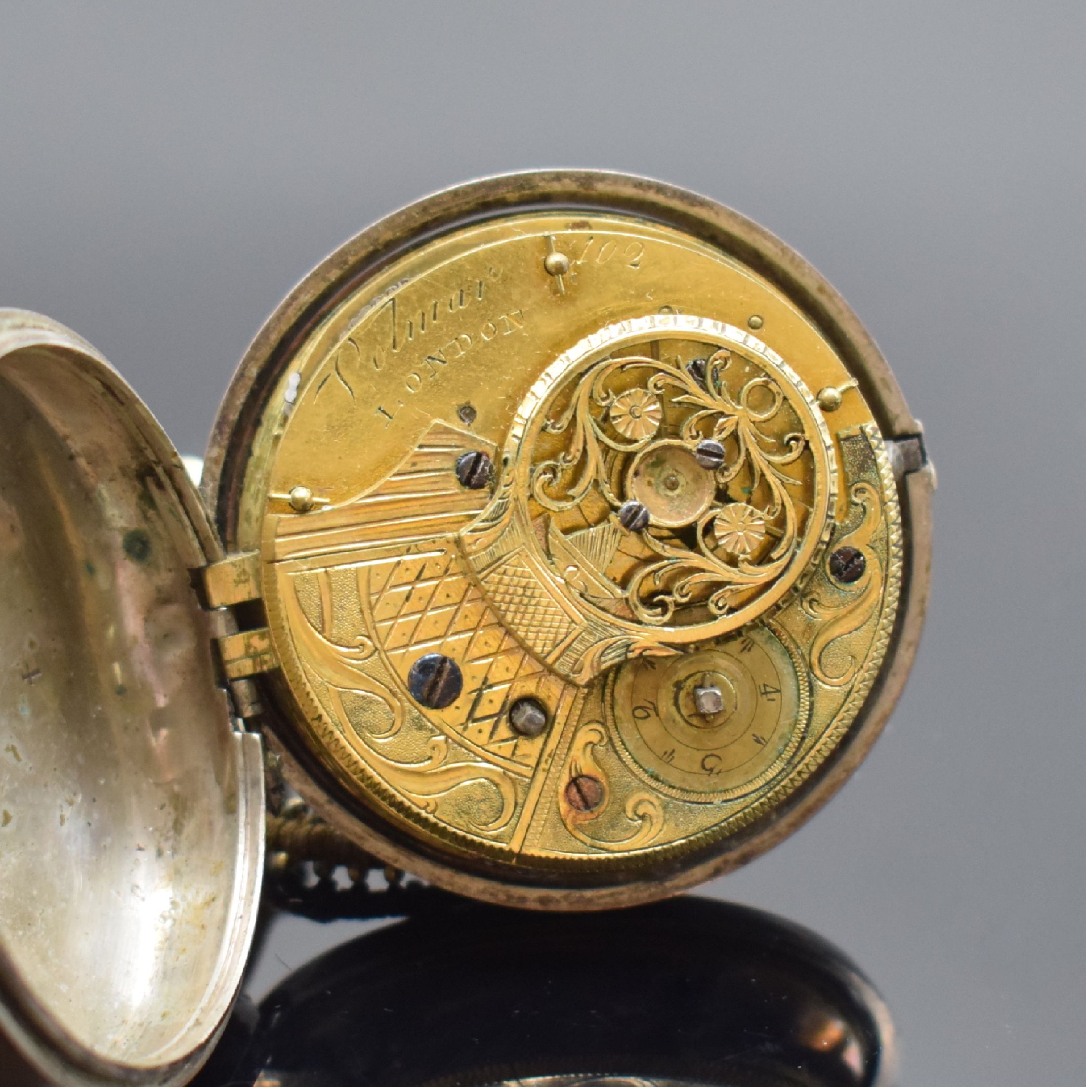 Detail c: 2 Spindeltaschenuhren in Silber, Schweiz / England um 1800, Schlüsselaufzug, glatte Geh. dell., Emailzifferbl. riss./besch., Gläser und Zeiger ...