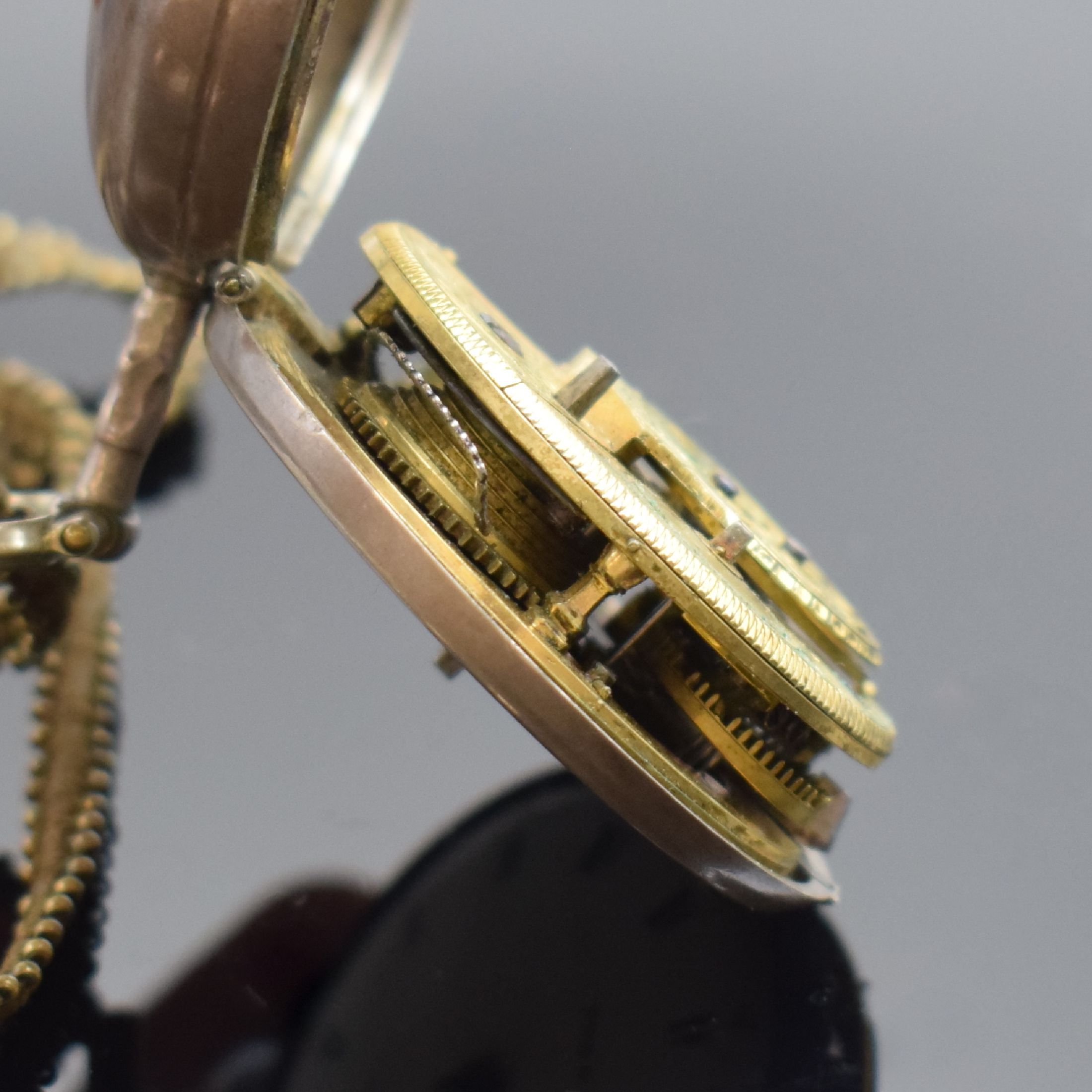 Detail e: 2 Spindeltaschenuhren in Silber, Schweiz / England um 1800, Schlüsselaufzug, glatte Geh. dell., Emailzifferbl. riss./besch., Gläser und Zeiger ...
