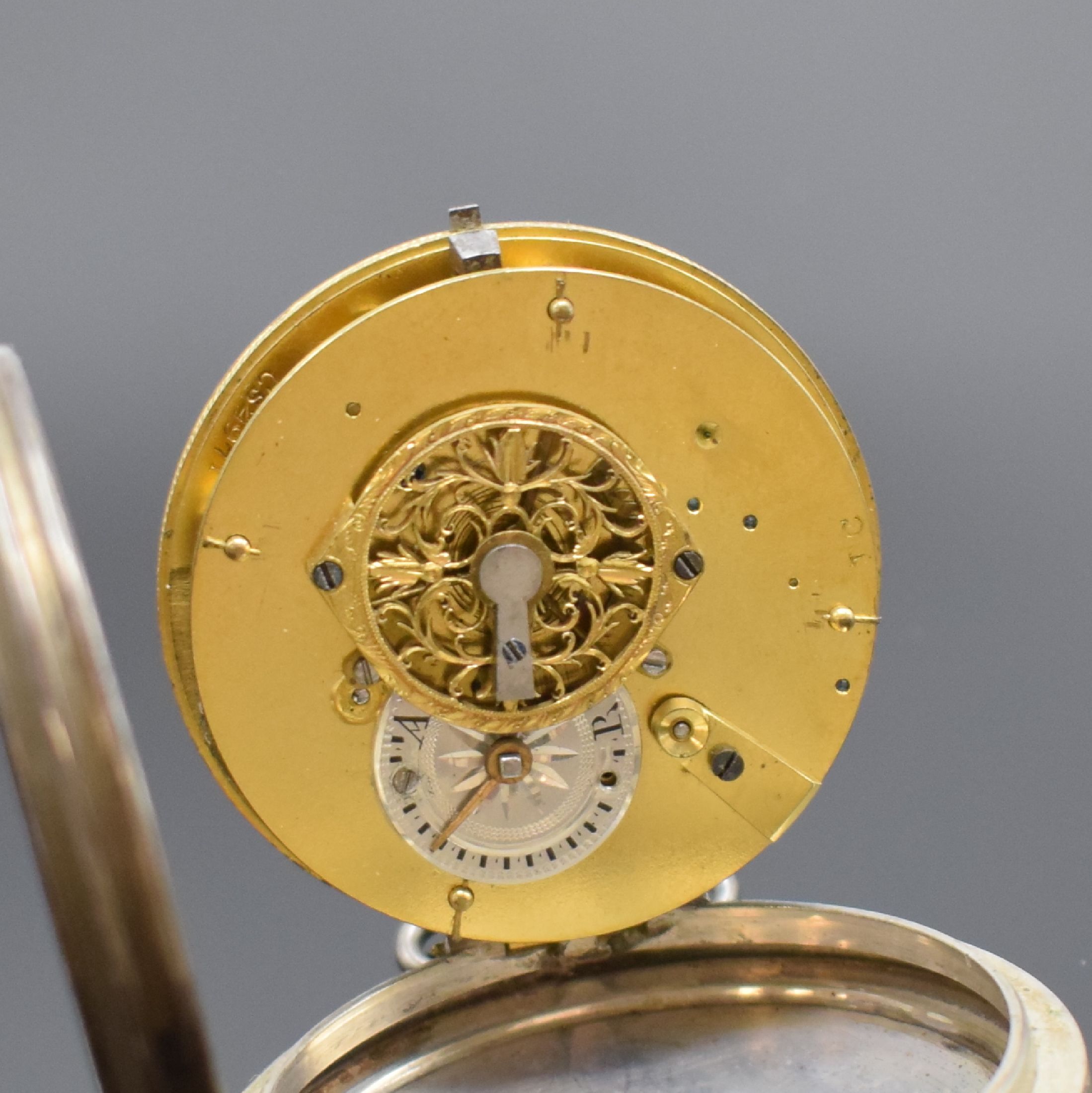 Detail h: 2 Spindeltaschenuhren in Silber, Schweiz / England um 1800, Schlüsselaufzug, glatte Geh. dell., Emailzifferbl. riss./besch., Gläser und Zeiger ...
