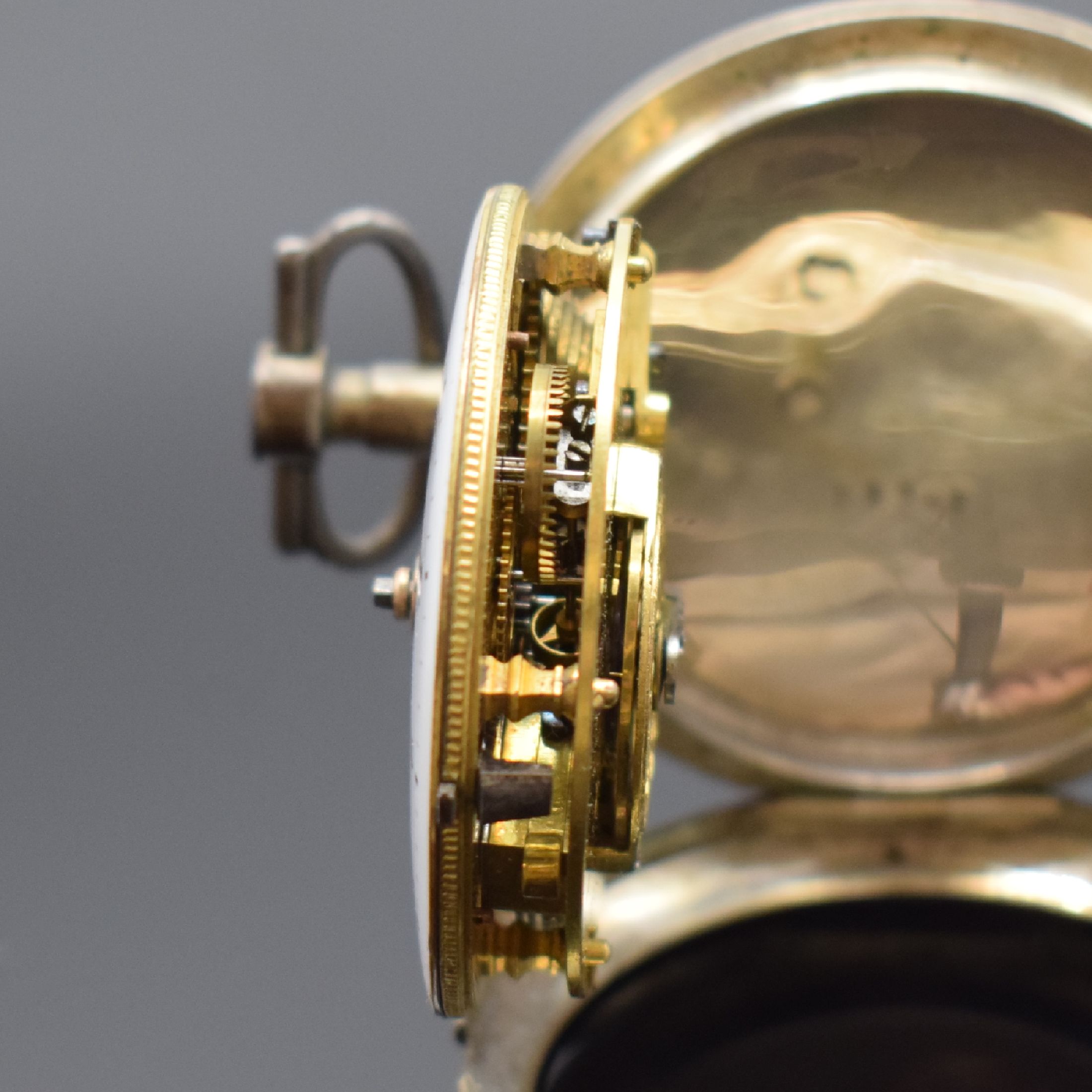 Detail i: 2 Spindeltaschenuhren in Silber, Schweiz / England um 1800, Schlüsselaufzug, glatte Geh. dell., Emailzifferbl. riss./besch., Gläser und Zeiger ...