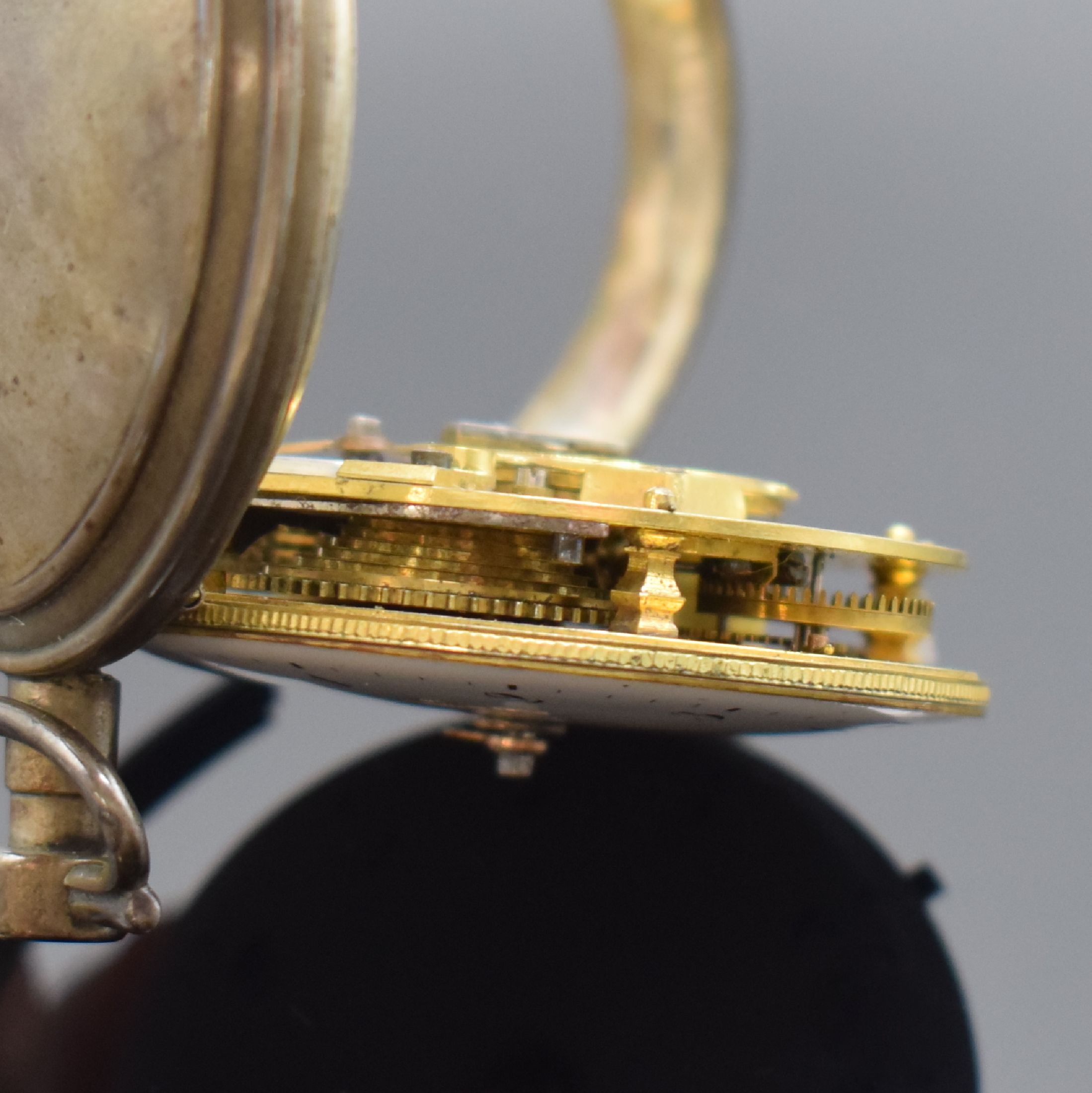 Detail j: 2 Spindeltaschenuhren in Silber, Schweiz / England um 1800, Schlüsselaufzug, glatte Geh. dell., Emailzifferbl. riss./besch., Gläser und Zeiger ...