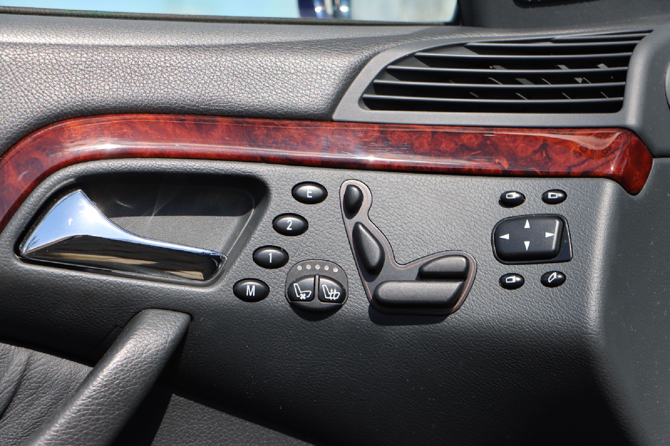 Detail e: Mercedes-Benz S500, Fahrgestellnummer: WDB2200751A124714, EZ 04/2000, Laufleistung ca. 84.000 km abgelesen, HU 03/2024, 225 kW/ 305 PS, 8 Zylinder, ...