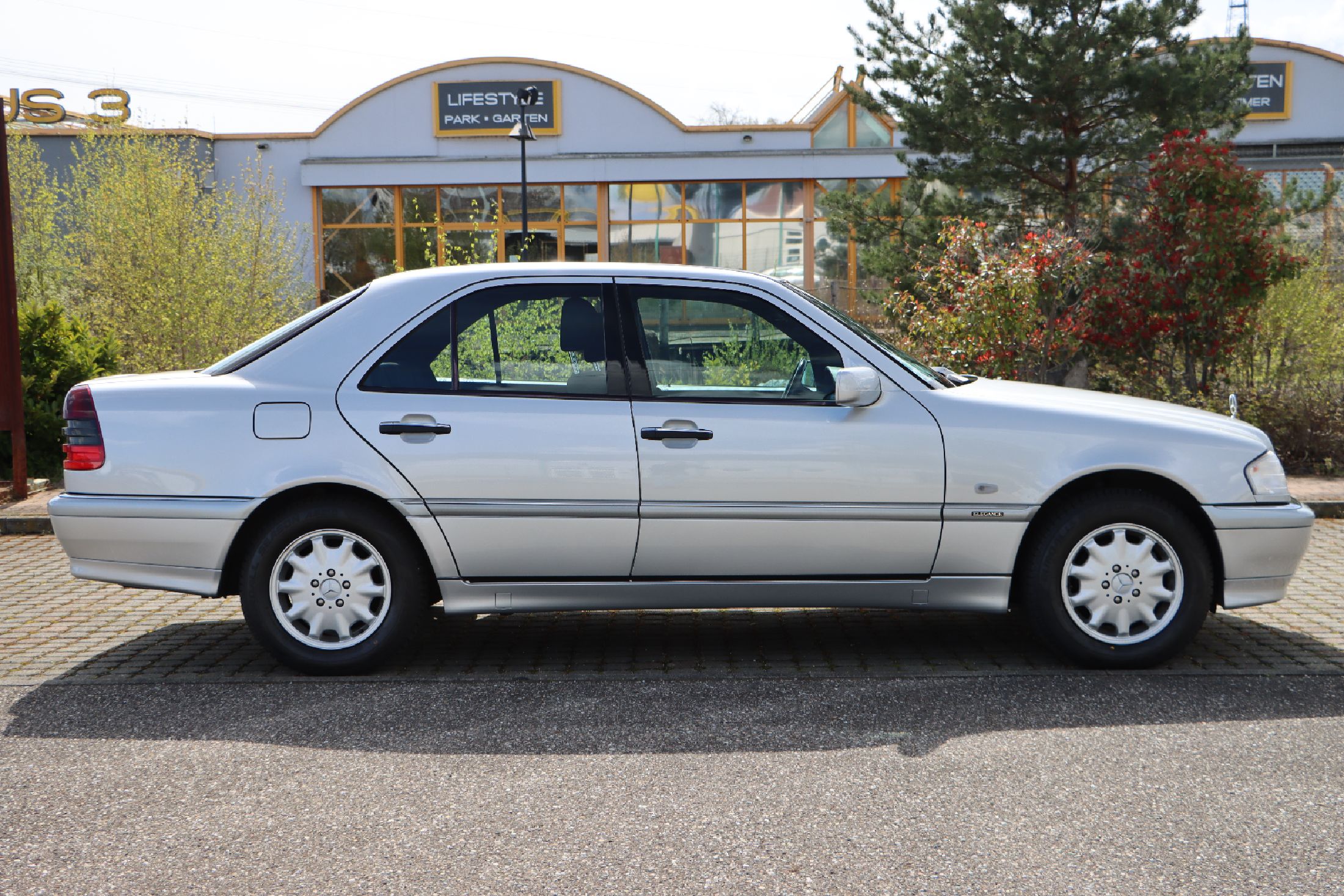 Detail a: Mercedes-Benz C 180, Fahrgestellnummer: WDB2020181A833649, EZ 11/1999, 3. Hand, Laufleistung ca. 51.000 km abgelesen, HU 04/2024, 90 kW/122 PS, 4 ...