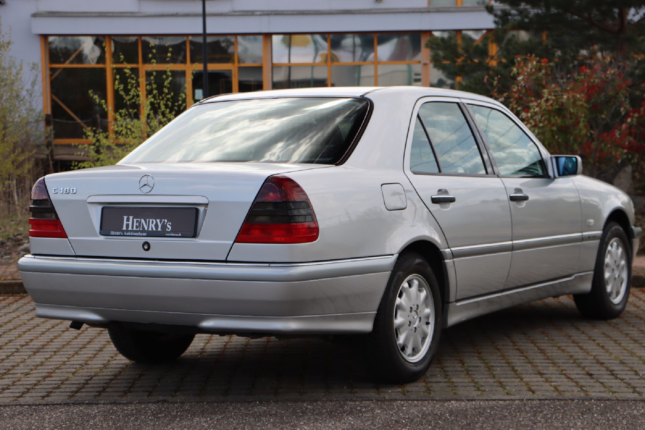 Detail b: Mercedes-Benz C 180, Fahrgestellnummer: WDB2020181A833649, EZ 11/1999, 3. Hand, Laufleistung ca. 51.000 km abgelesen, HU 04/2024, 90 kW/122 PS, 4 ...