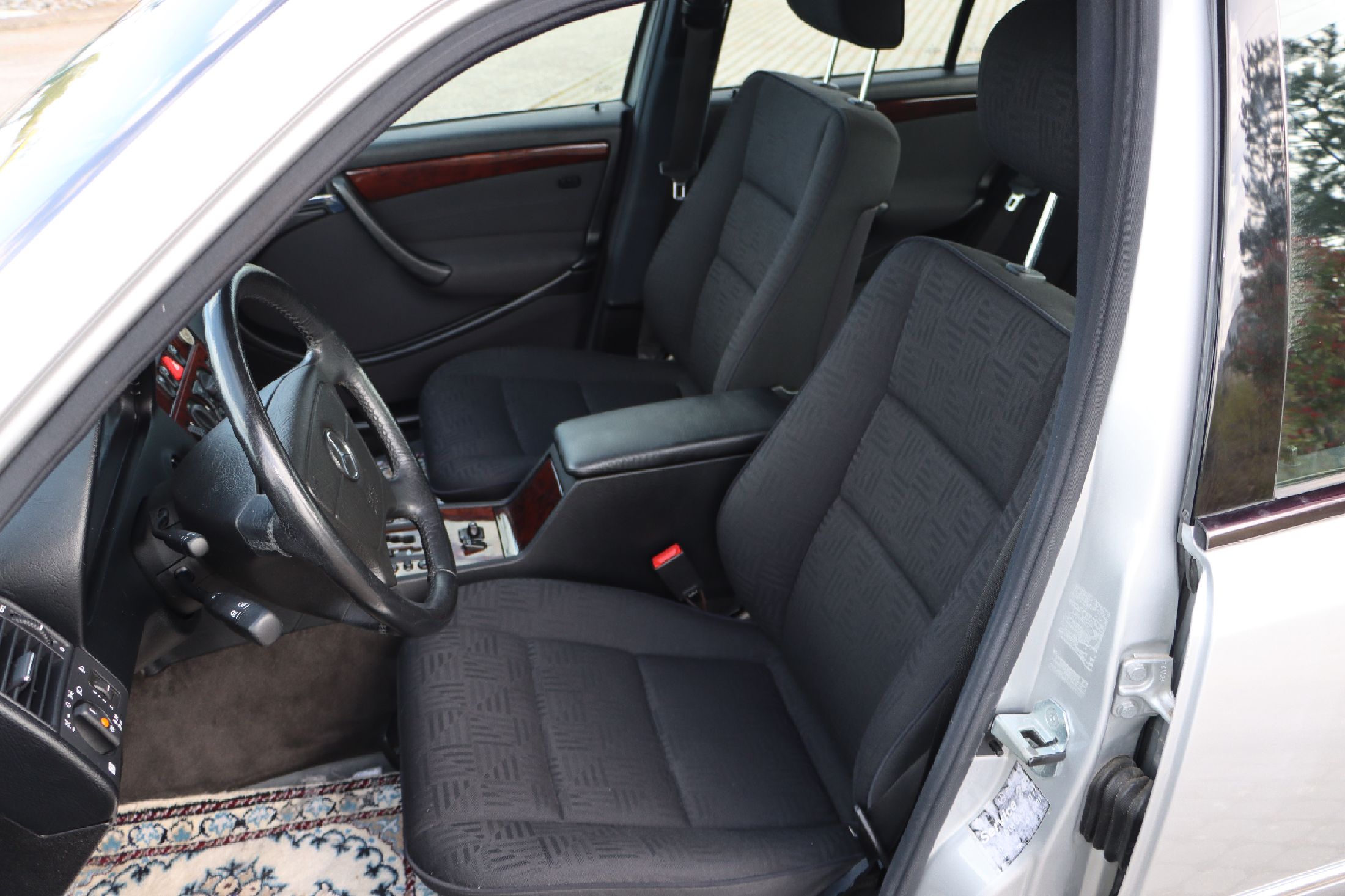 Detail d: Mercedes-Benz C 180, Fahrgestellnummer: WDB2020181A833649, EZ 11/1999, 3. Hand, Laufleistung ca. 51.000 km abgelesen, HU 04/2024, 90 kW/122 PS, 4 ...