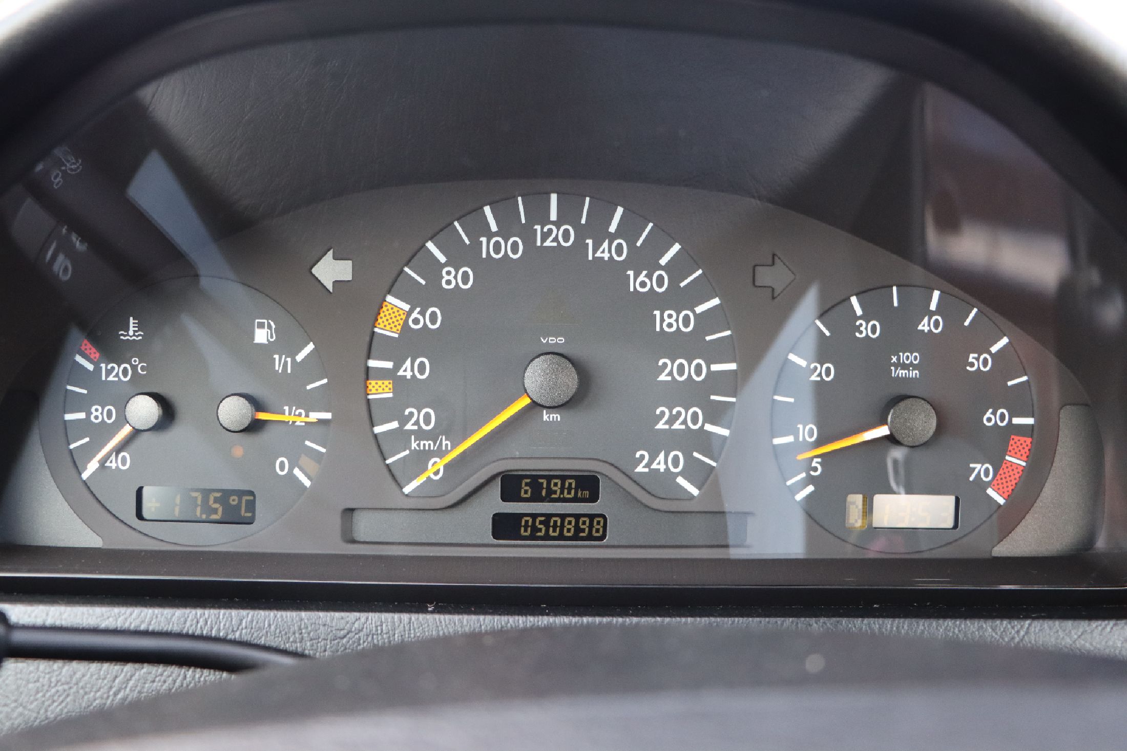 Detail f: Mercedes-Benz C 180, Fahrgestellnummer: WDB2020181A833649, EZ 11/1999, 3. Hand, Laufleistung ca. 51.000 km abgelesen, HU 04/2024, 90 kW/122 PS, 4 ...