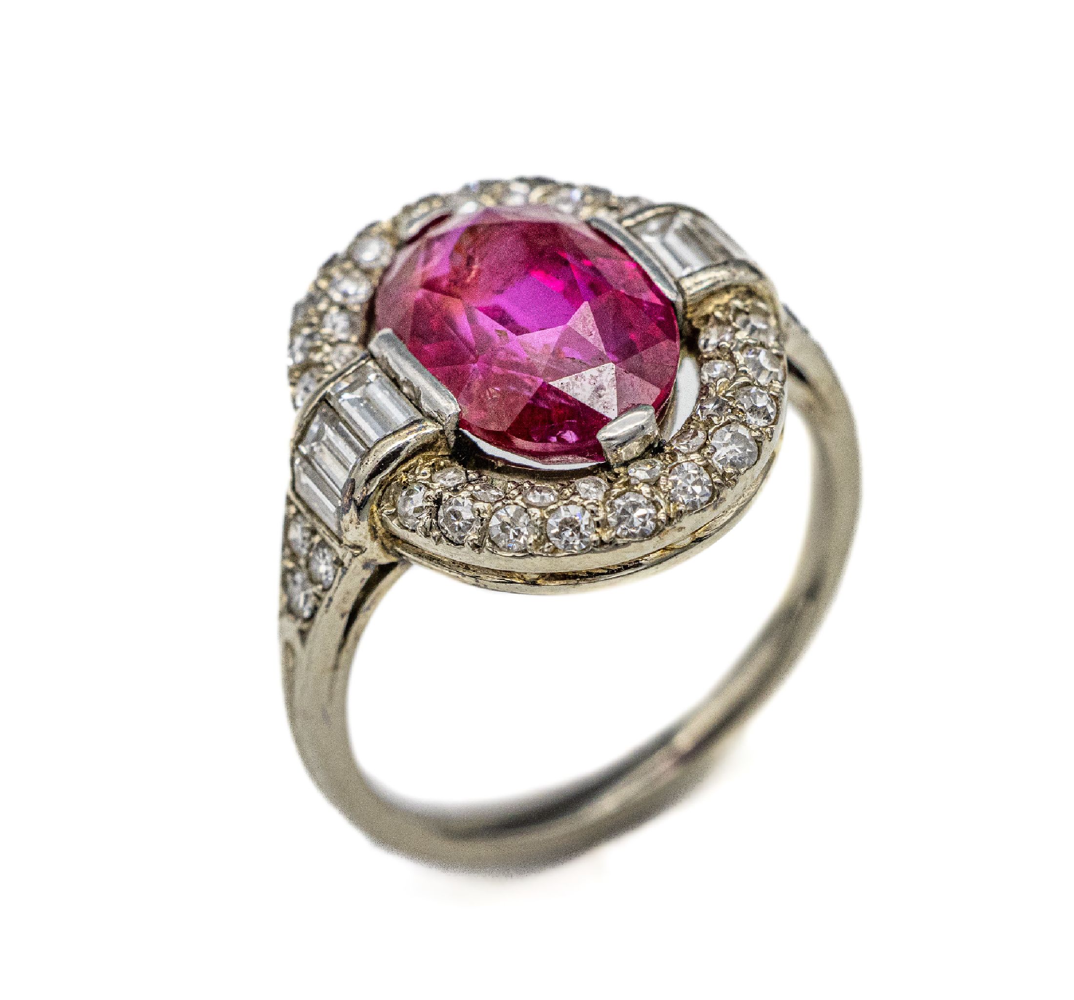 18 kt Gold Rubin-Diamant Ring, WG 750/000 gepr., mittig ovalfacett. Rubin von feiner Farbe ca. 4.50 ct, Ringschultern mit 6 Diamantbaguettes zus. ...