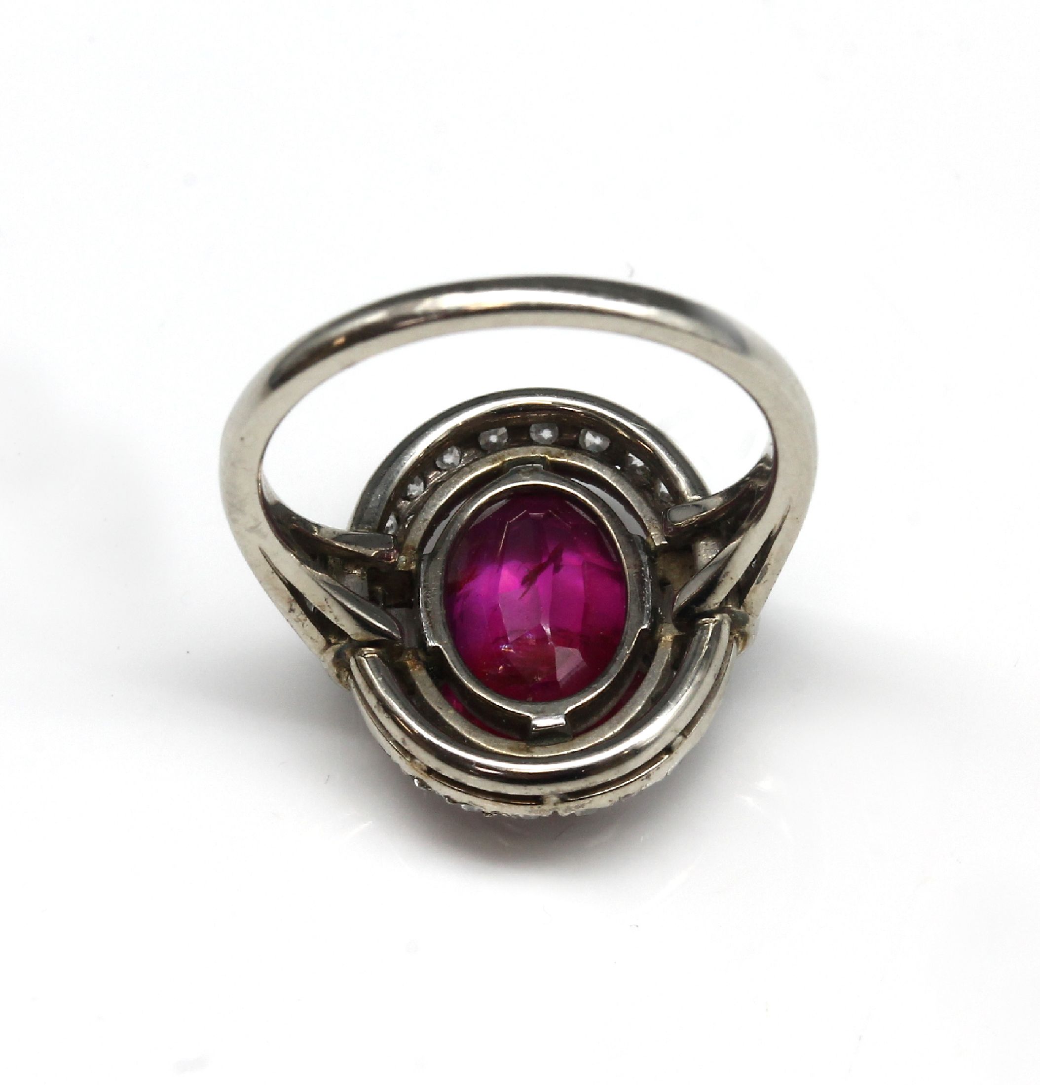 Detail a: 18 kt Gold Rubin-Diamant Ring, WG 750/000 gepr., mittig ovalfacett. Rubin von feiner Farbe ca. 4.50 ct, Ringschultern mit 6 Diamantbaguettes zus. ...