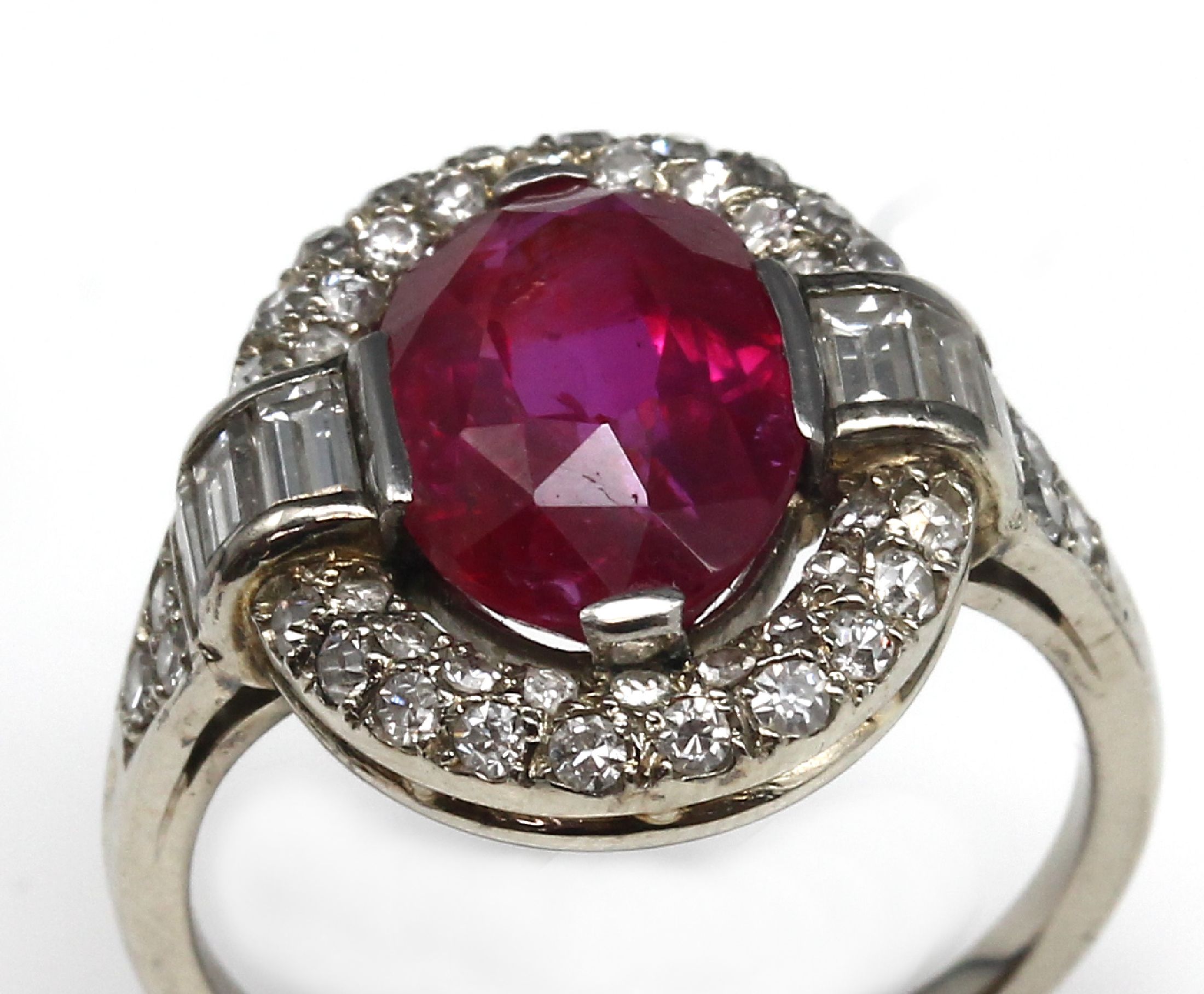 Detail b: 18 kt Gold Rubin-Diamant Ring, WG 750/000 gepr., mittig ovalfacett. Rubin von feiner Farbe ca. 4.50 ct, Ringschultern mit 6 Diamantbaguettes zus. ...