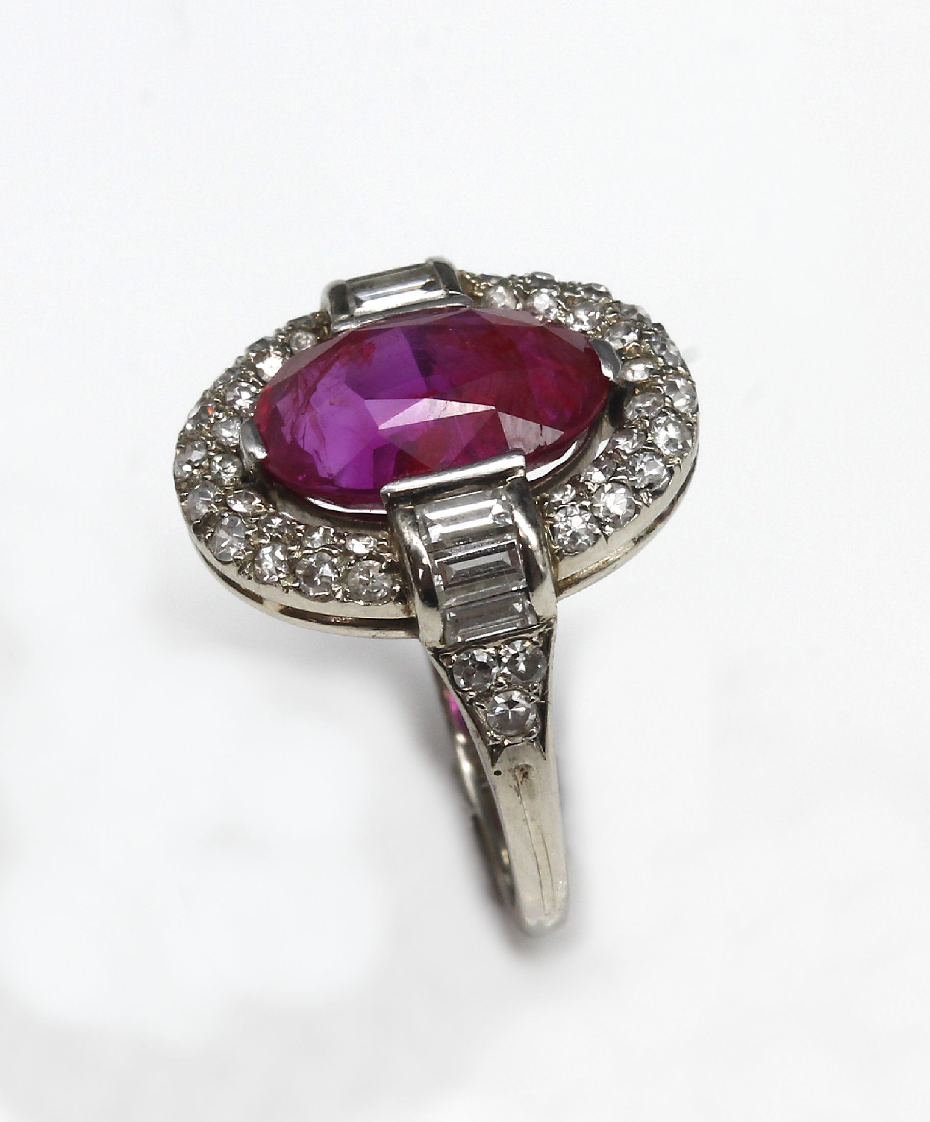 Detail c: 18 kt Gold Rubin-Diamant Ring, WG 750/000 gepr., mittig ovalfacett. Rubin von feiner Farbe ca. 4.50 ct, Ringschultern mit 6 Diamantbaguettes zus. ...