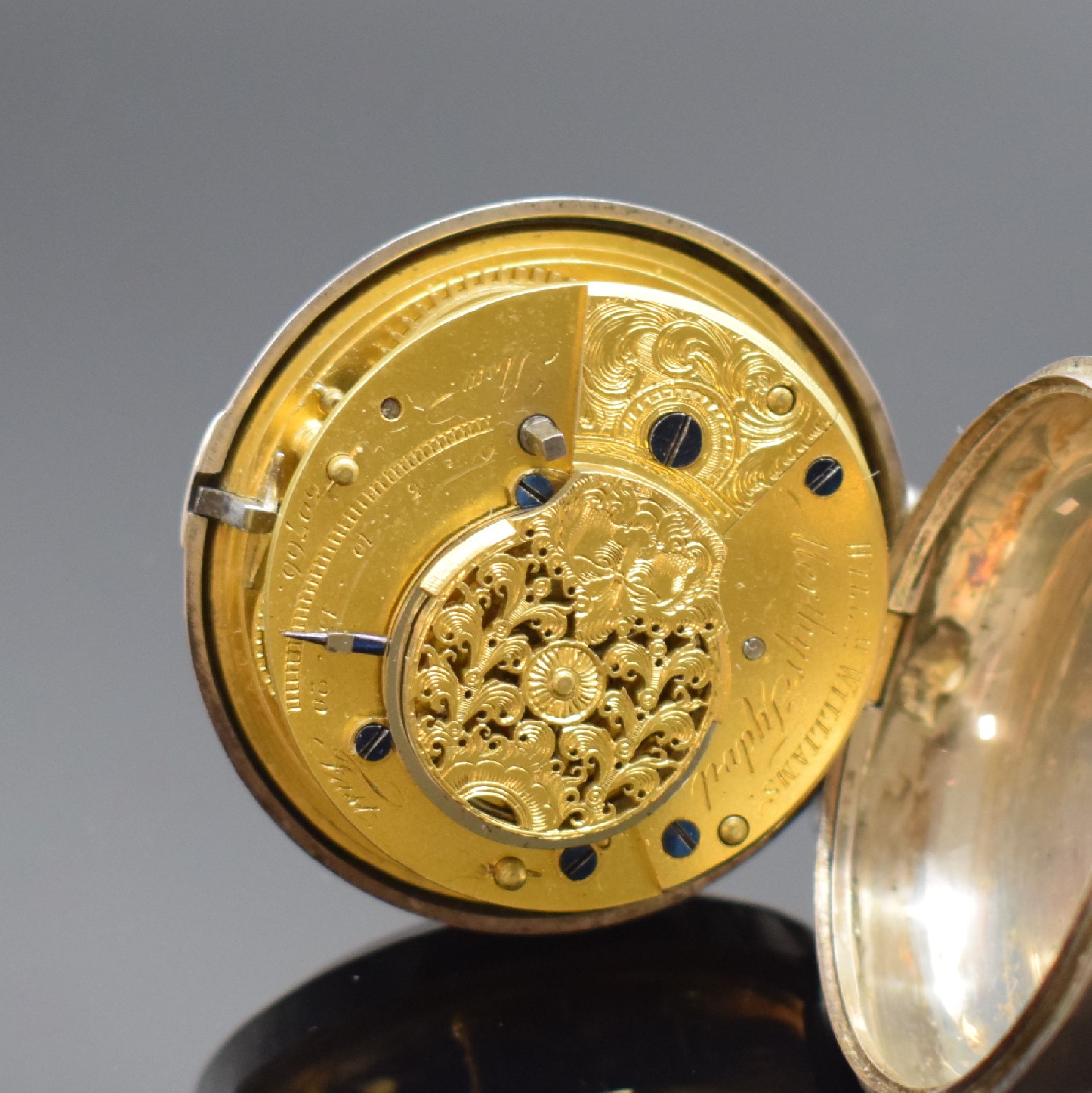 Detail d: Will. Williams schwere Spindeltaschenuhr in Sterlingsilber, England Hallmark 1838, glattes Geh. u. Übergeh., Emailzifferbl. riss., röm. Zahlen, ...