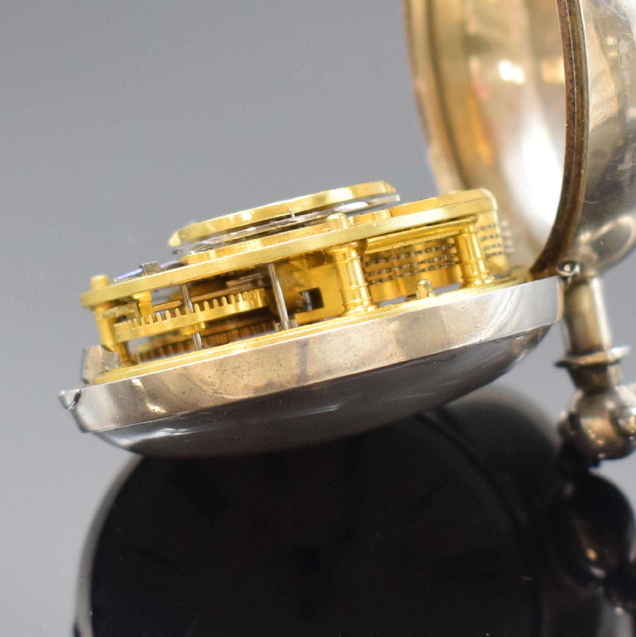 Detail g: Will. Williams schwere Spindeltaschenuhr in Sterlingsilber, England Hallmark 1838, glattes Geh. u. Übergeh., Emailzifferbl. riss., röm. Zahlen, ...