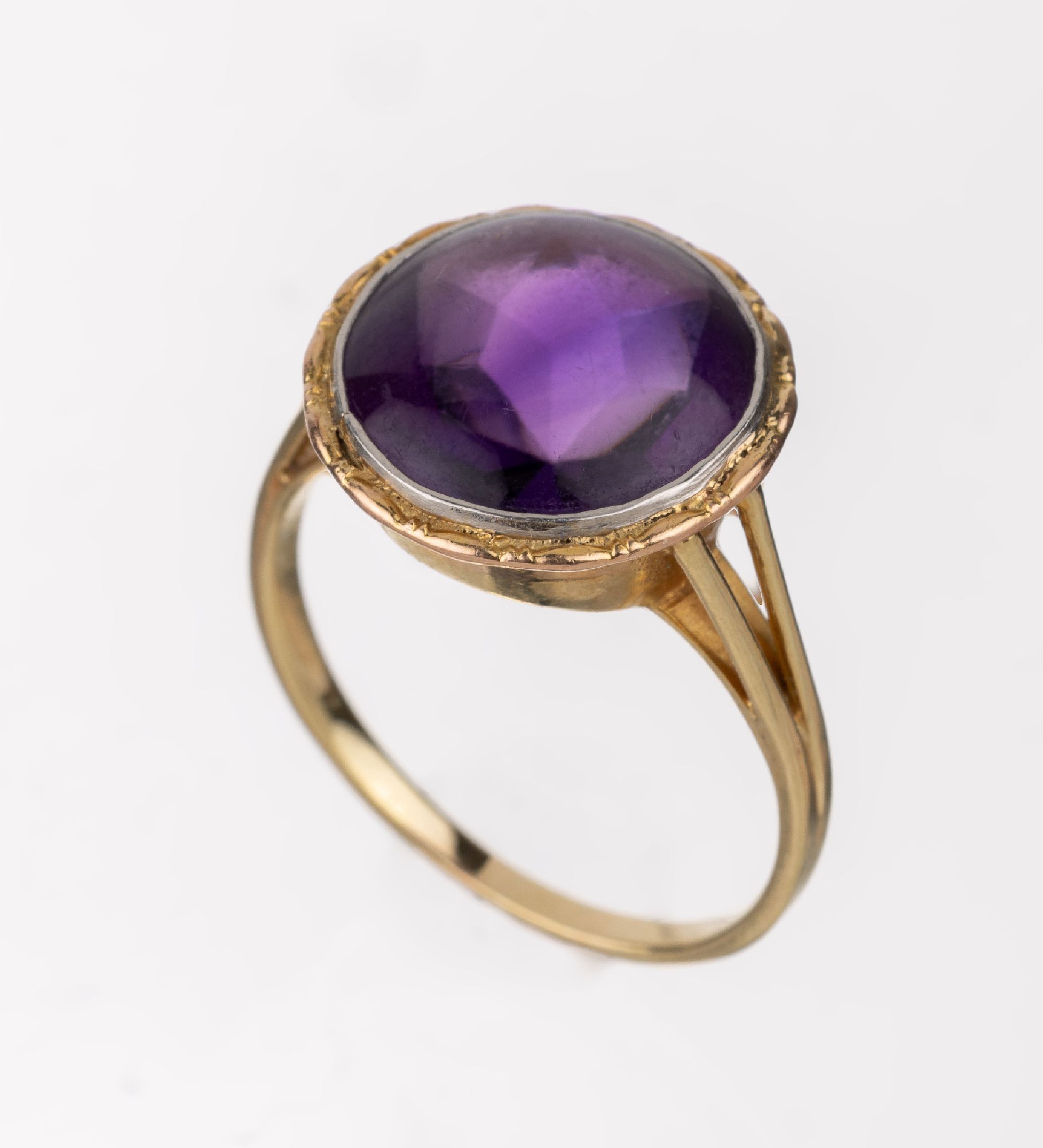 Detail a: 14 kt Gold Amethyst Ring, GG/WG 585/000, inWG gefasster Amethyst im Buff Top Schliff ca. 5.0 ct, grav. Umrandung, RW 59, ca. 4.2 g